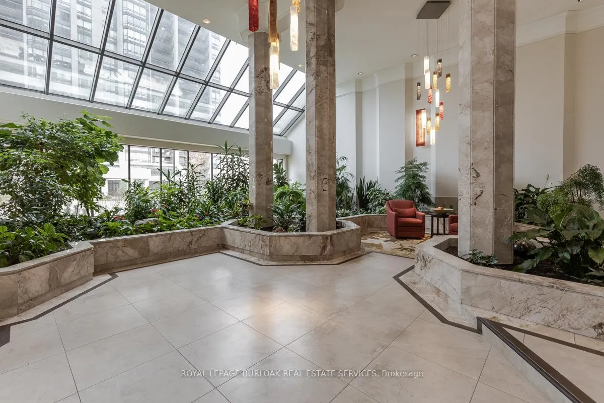 Photo 4 of Unit 2008, 2170 Marine Drive, Oakville, Bronte — HOMEH