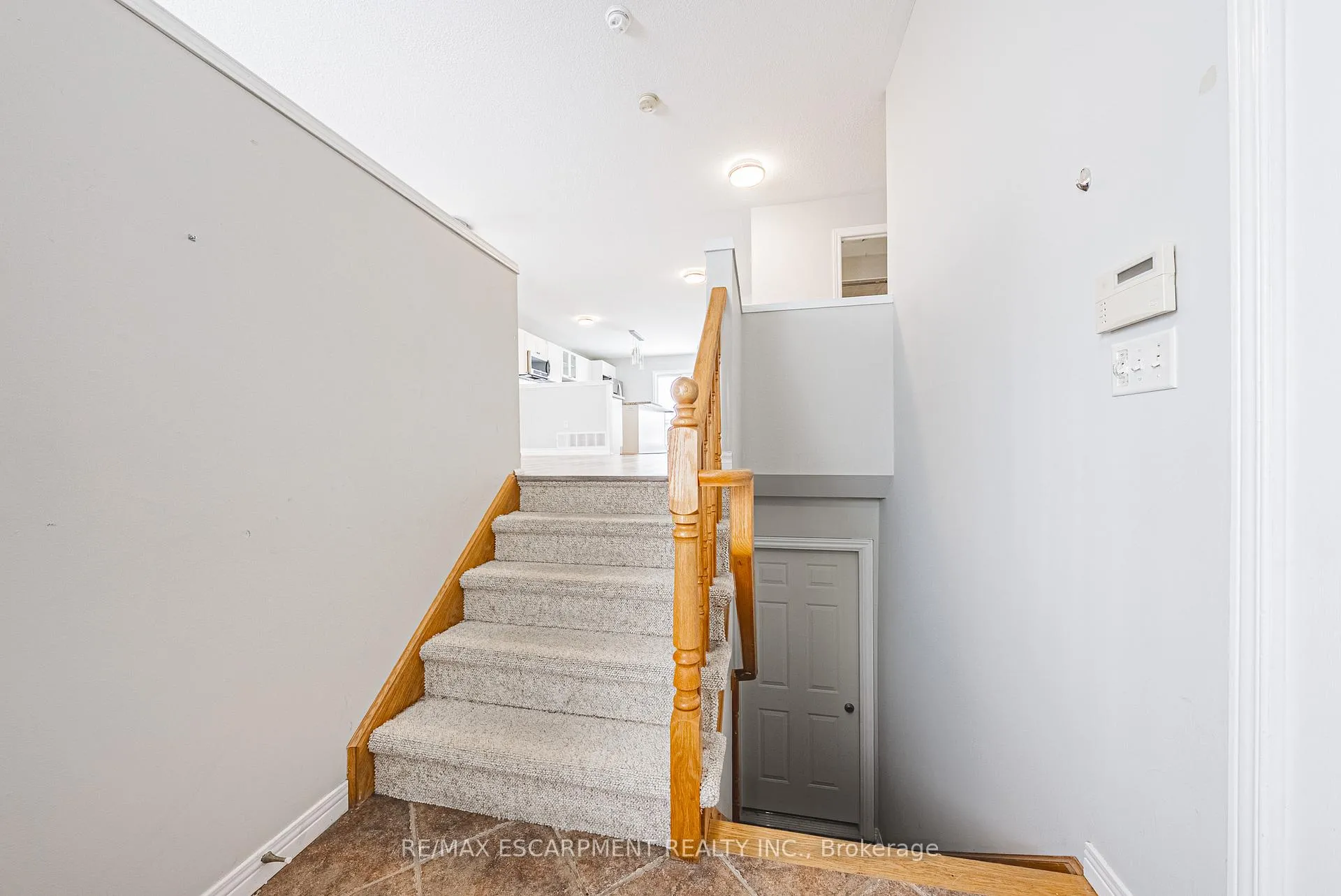 Photo 3 of Unit 1, 12 Shadetree Crescent, Hamilton, Stoney Creek Mountain — HOMEH