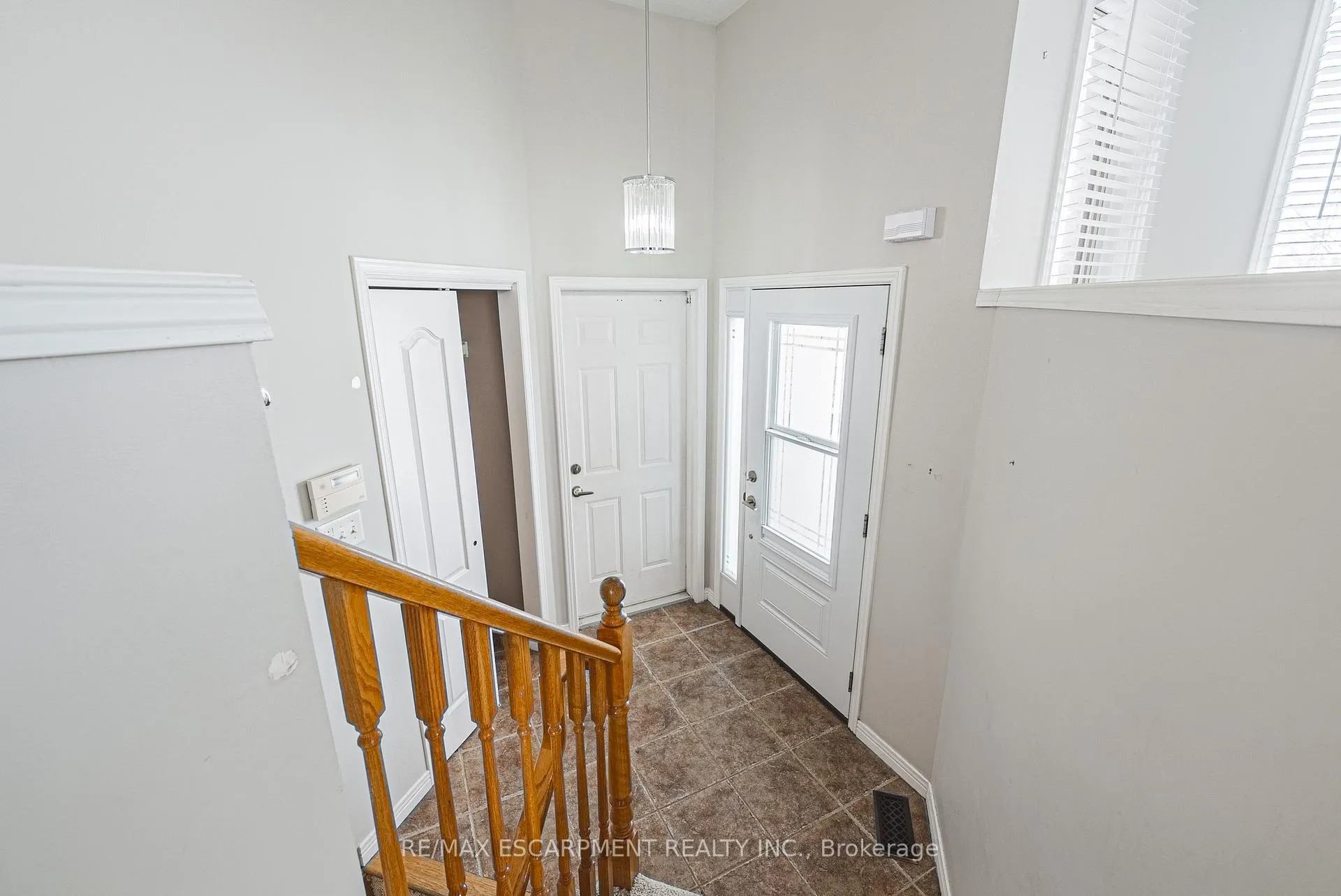 Photo 4 of Unit 1, 12 Shadetree Crescent, Hamilton, Stoney Creek Mountain — HOMEH