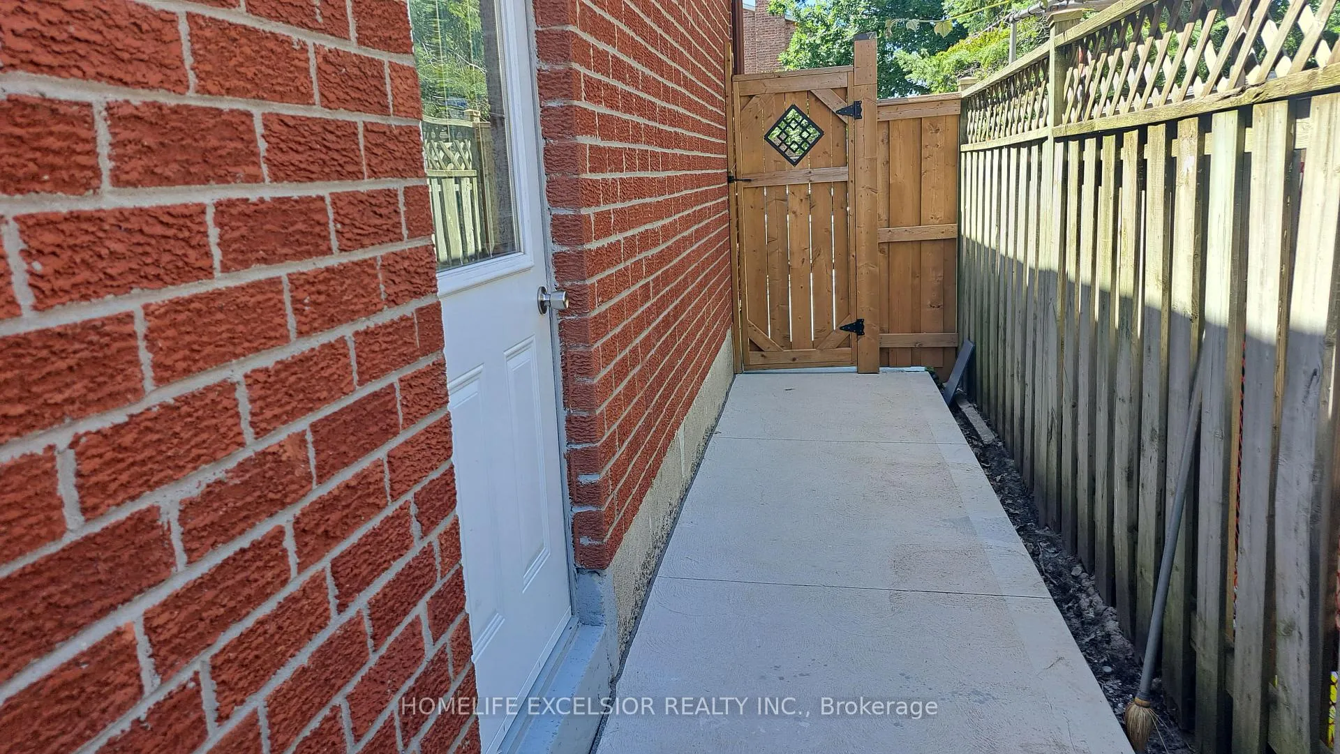 Photo 11 of 8 Sherringham st Drive, Brampton, Heart Lake West — HOMEH