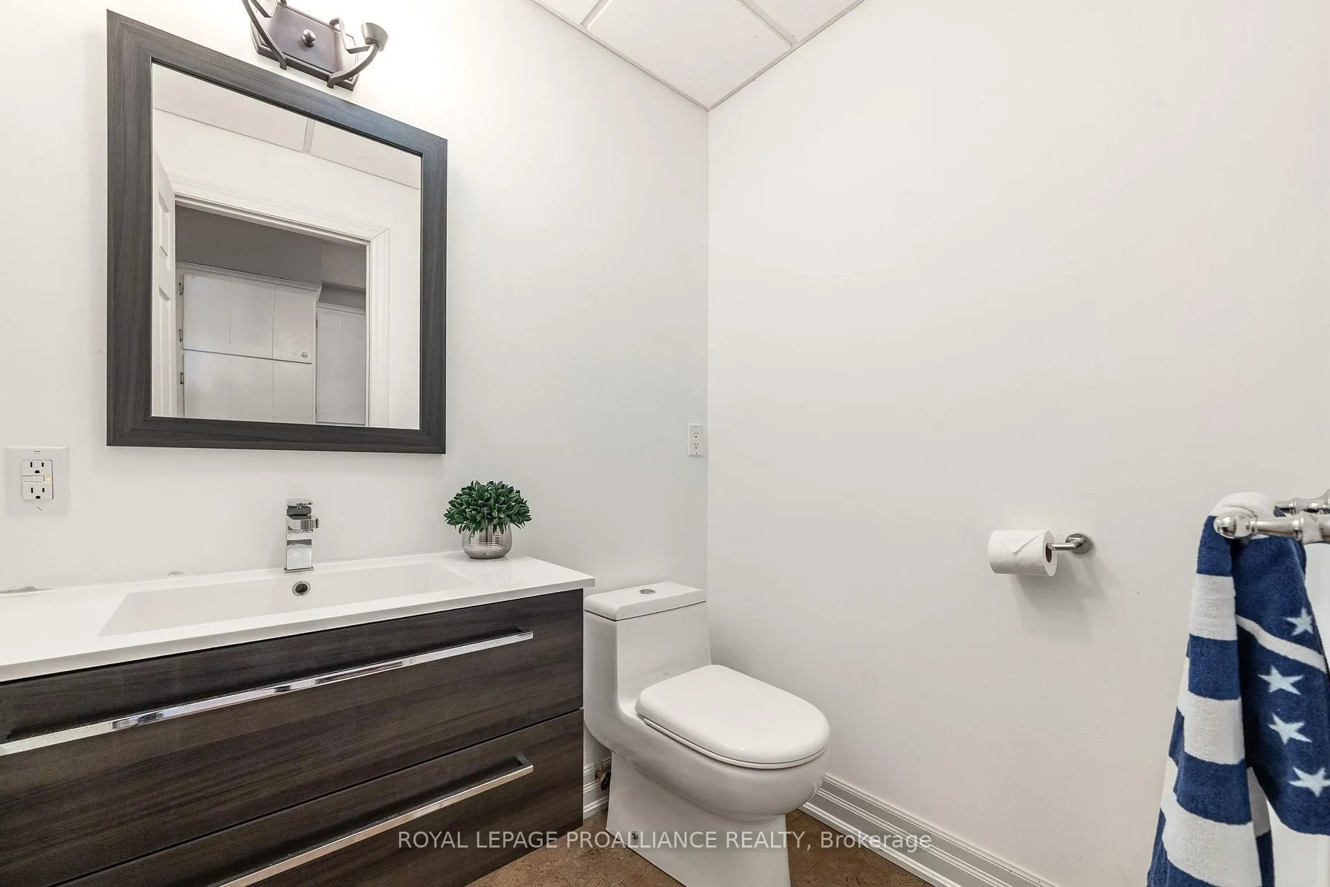 Photo 33 of 39 Eastern Avenue, Prince Edward County, Ameliasburg Ward — HOMEH