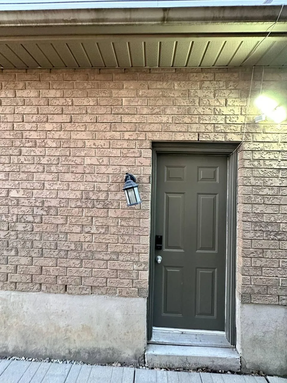 Photo 2 of 843 Brandenburg Boulevard, Waterloo — HOMEH
