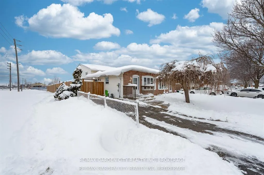 Photo 3 of 49 Autumn Place, St. Catharines, Oakdale — HOMEH