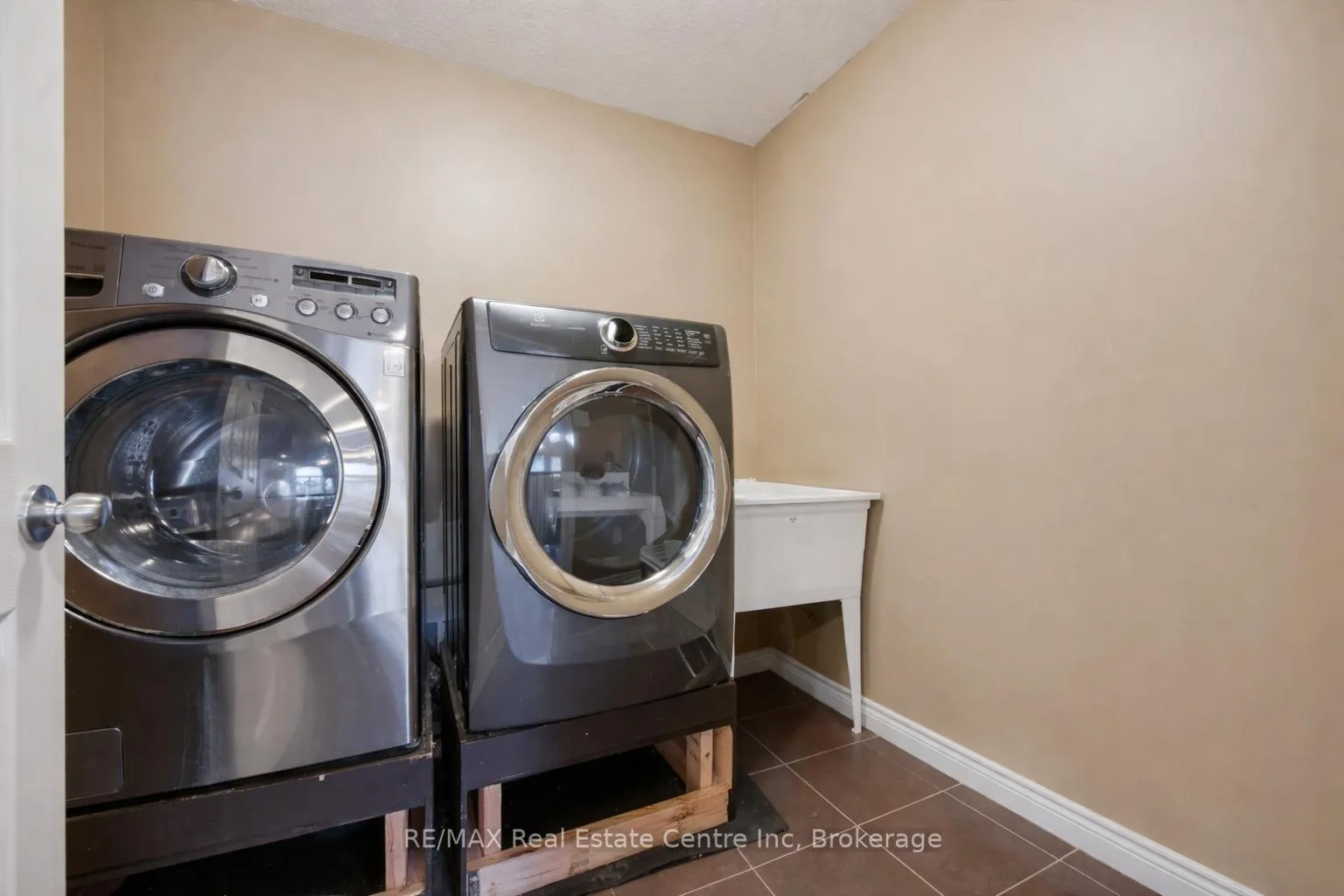 Photo 16 of 94 Cityview Drive N, Guelph, Grange Road — HOMEH