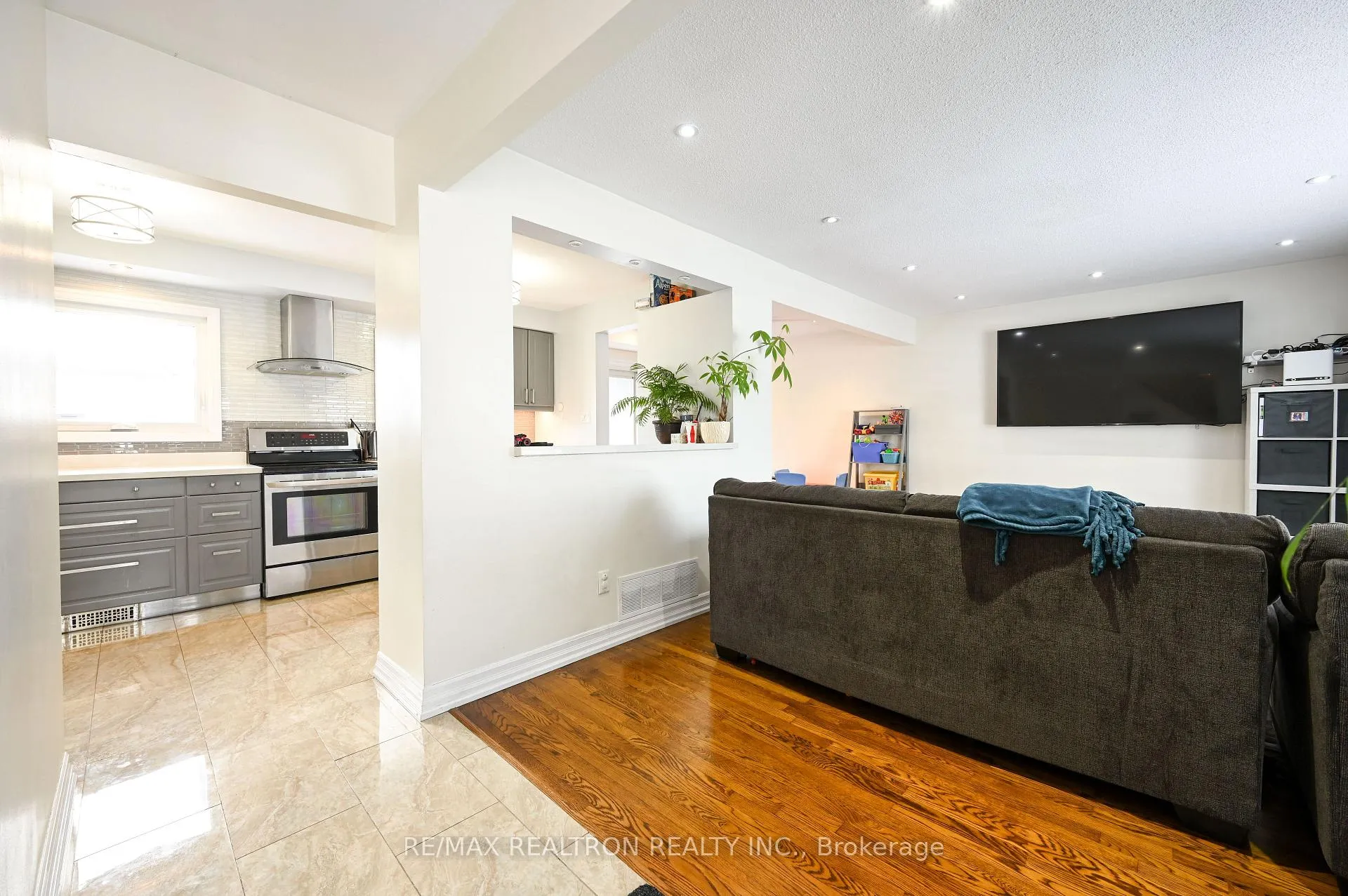 Photo 9 of Unit Main, 11 Midhurst Drive, Etobicoke, West Humber-Clairville — HOMEH