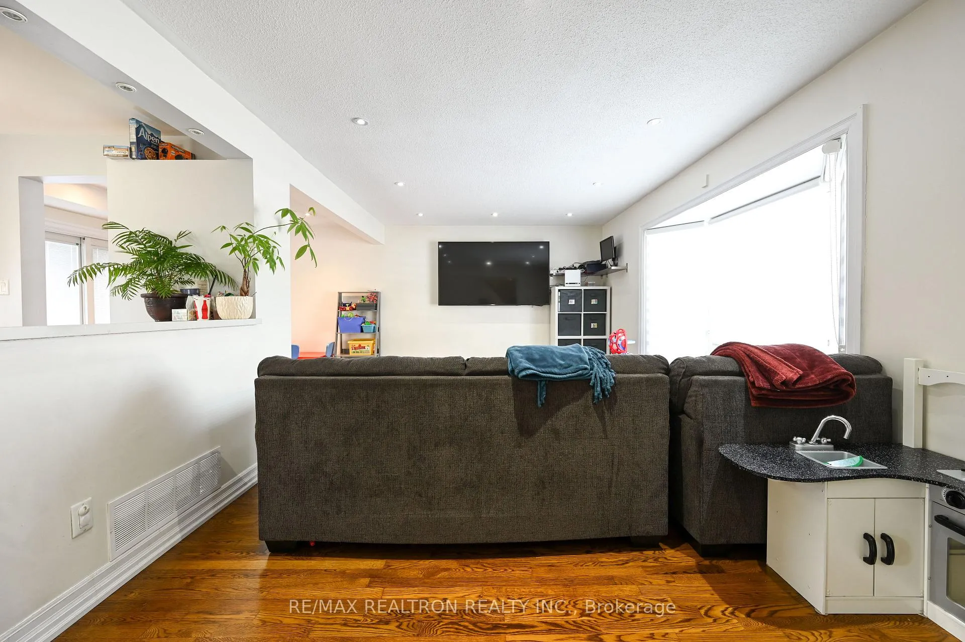 Photo 10 of Unit Main, 11 Midhurst Drive, Etobicoke, West Humber-Clairville — HOMEH