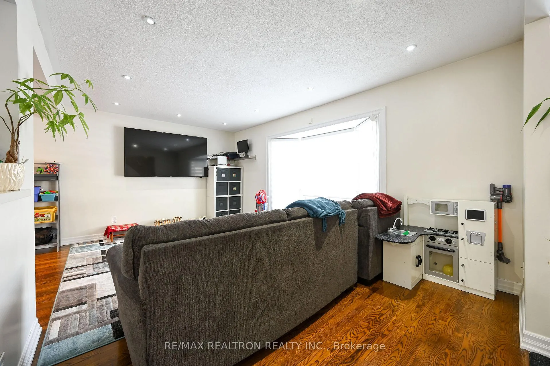 Photo 11 of Unit Main, 11 Midhurst Drive, Etobicoke, West Humber-Clairville — HOMEH
