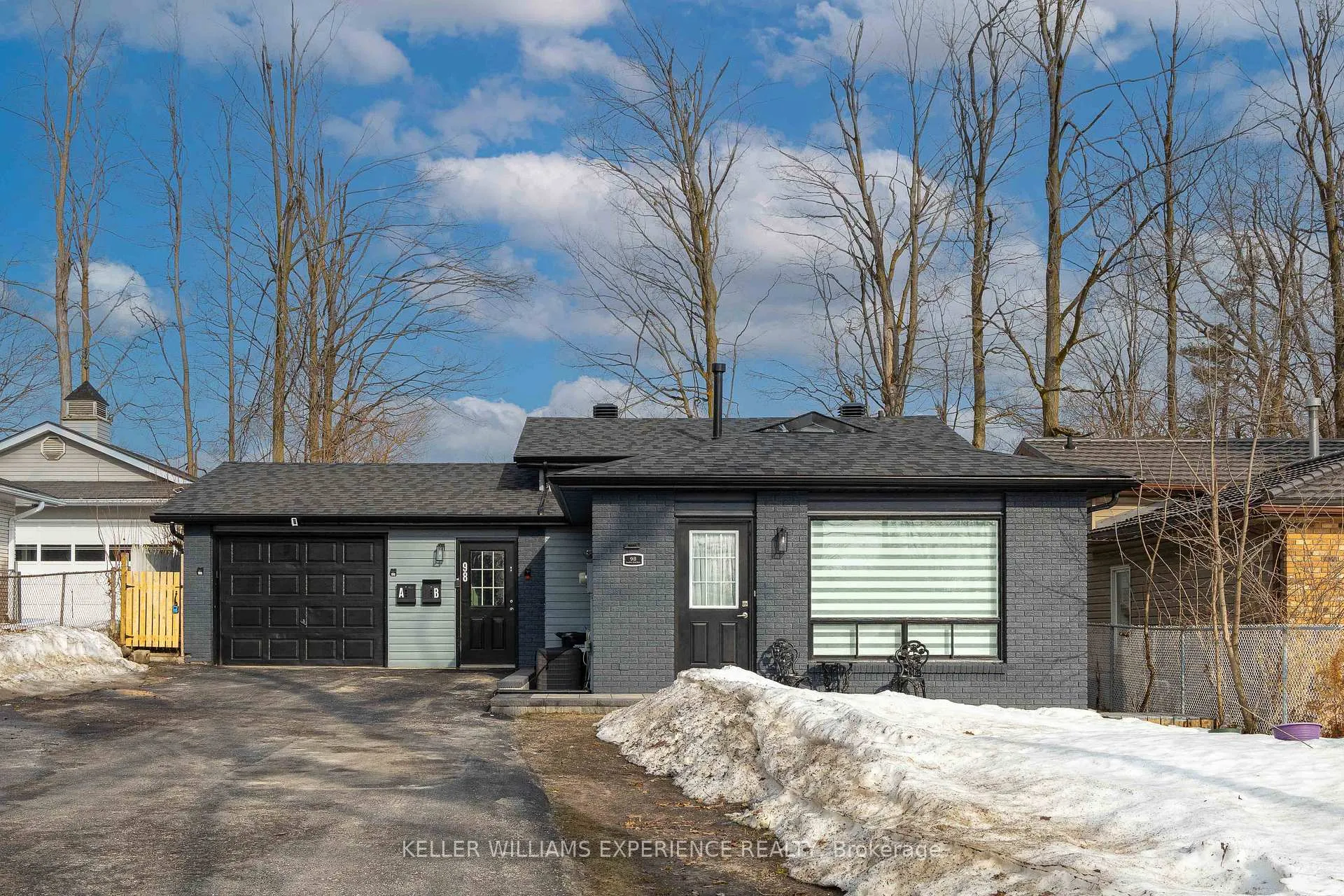 Front of Unit A, 98 Cundles Road E