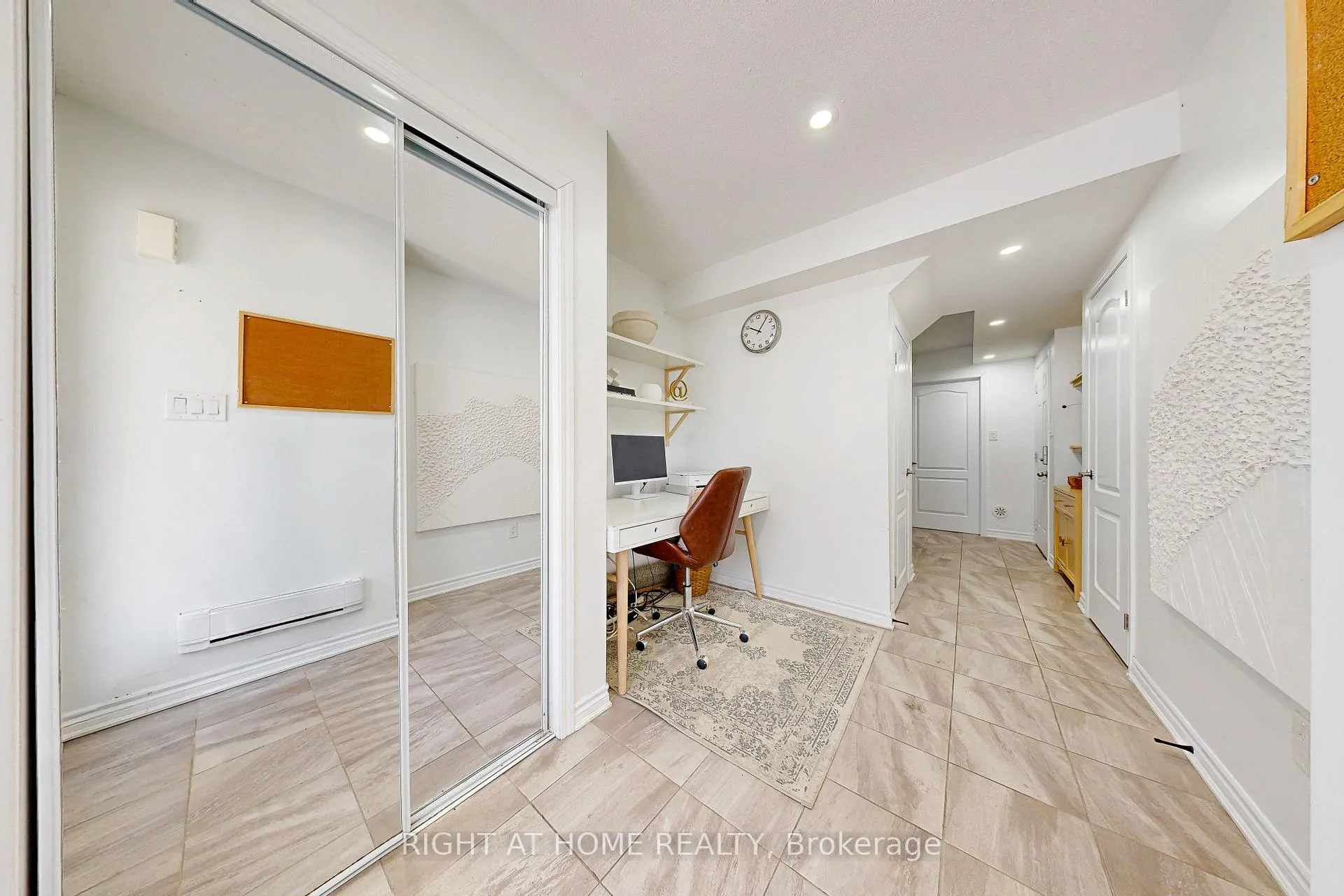 Photo 4 of 72 Ayers Crescent, Scarborough, Clairlea-Birchmount — HOMEH