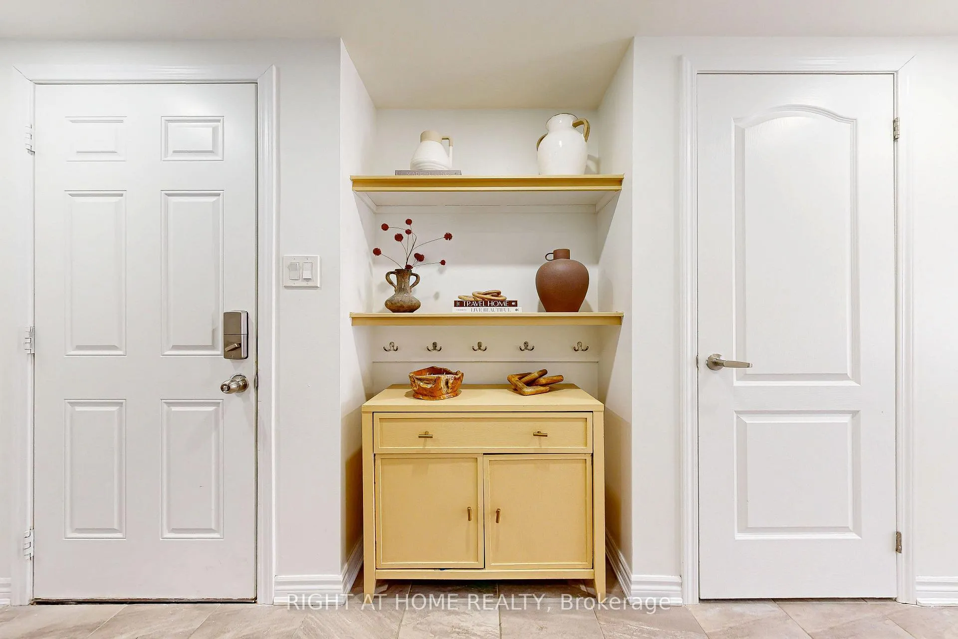 Photo 5 of 72 Ayers Crescent, Scarborough, Clairlea-Birchmount — HOMEH