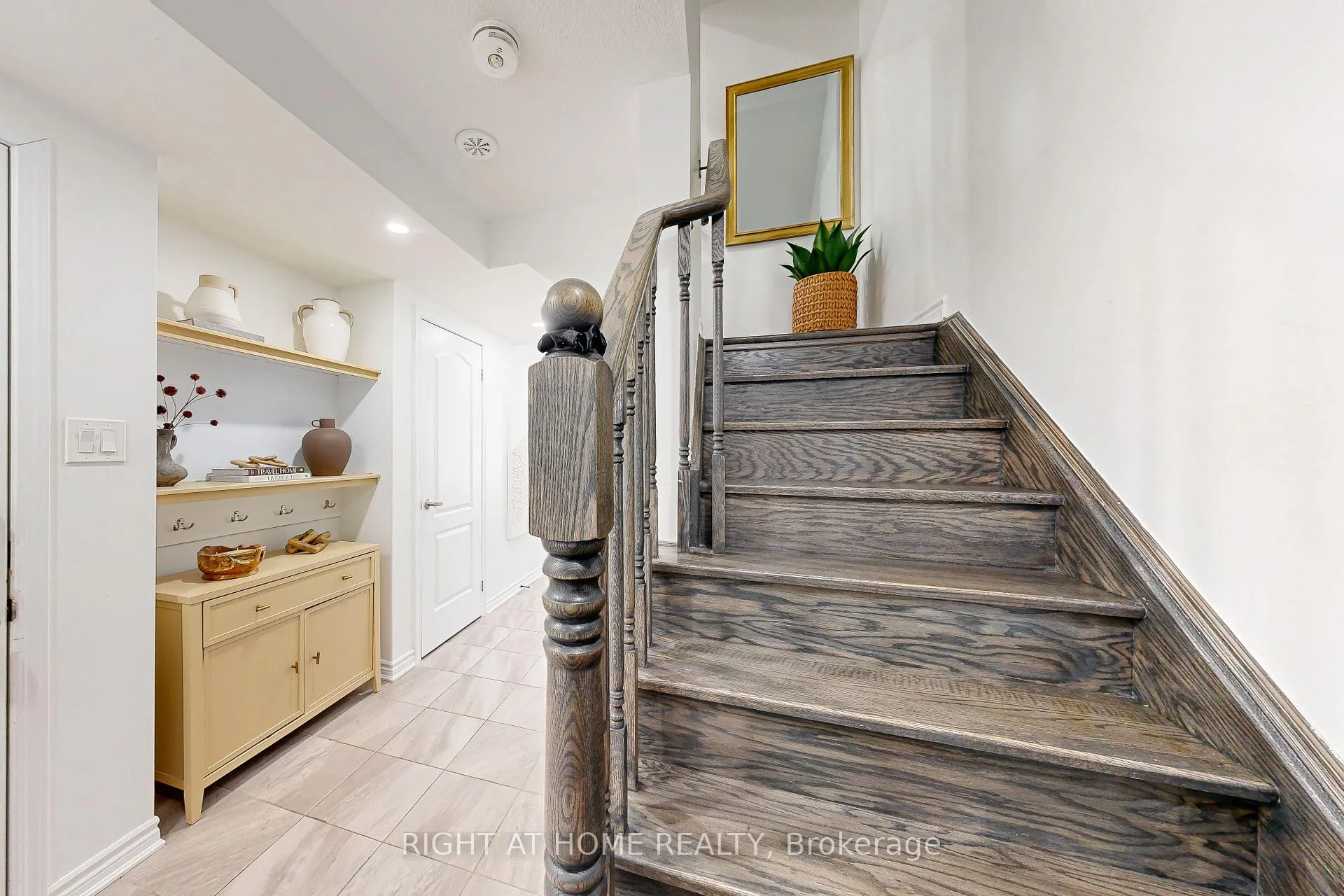 Photo 7 of 72 Ayers Crescent, Scarborough, Clairlea-Birchmount — HOMEH