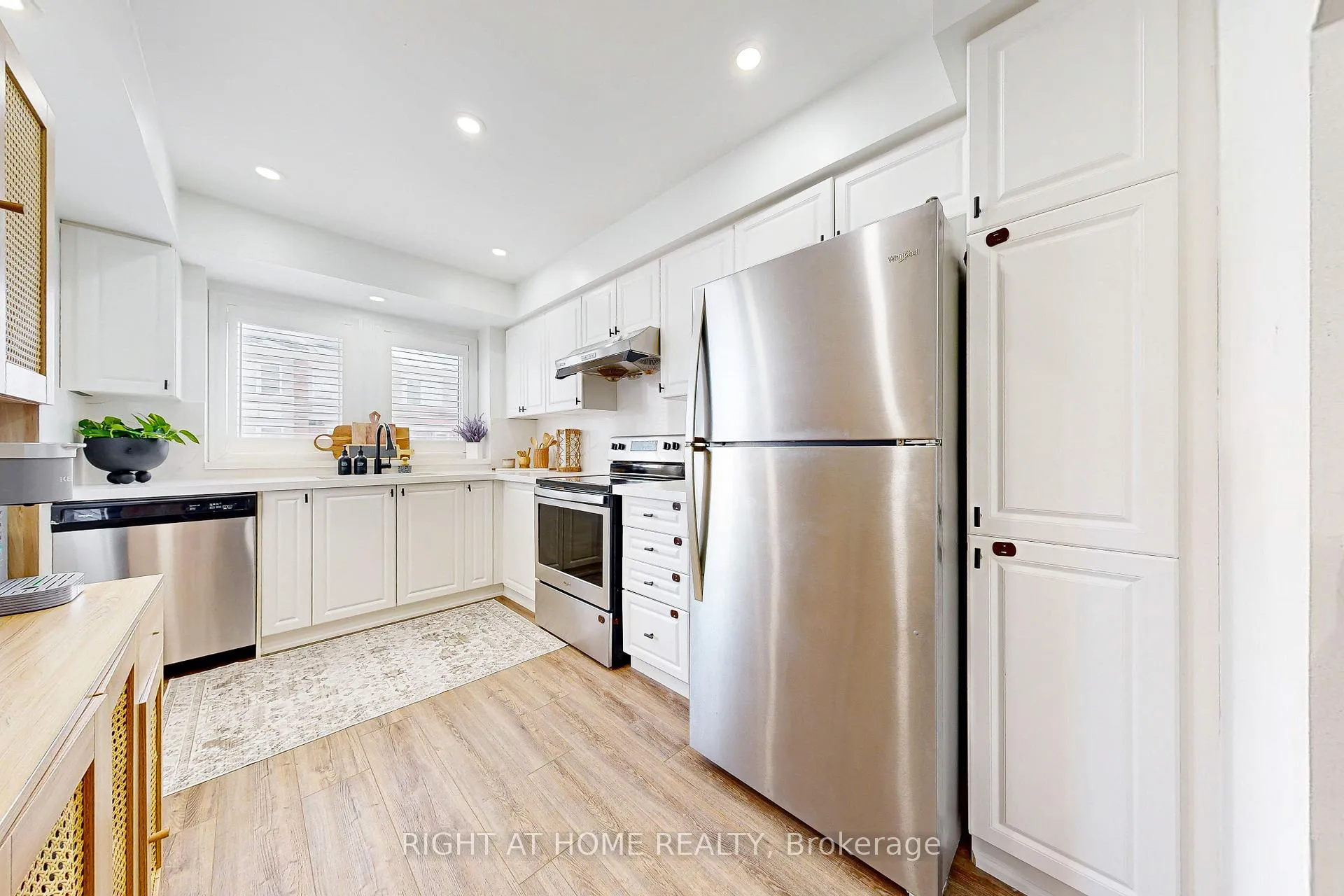 Photo 8 of 72 Ayers Crescent, Scarborough, Clairlea-Birchmount — HOMEH