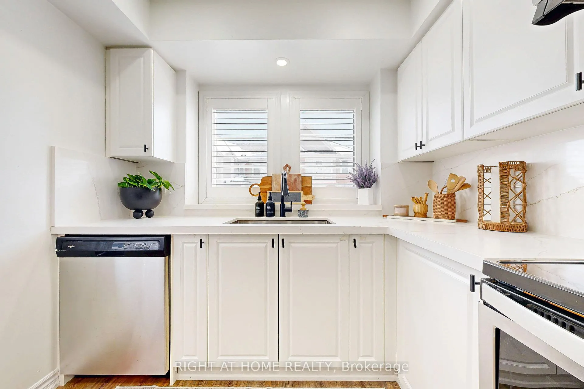 Photo 9 of 72 Ayers Crescent, Scarborough, Clairlea-Birchmount — HOMEH