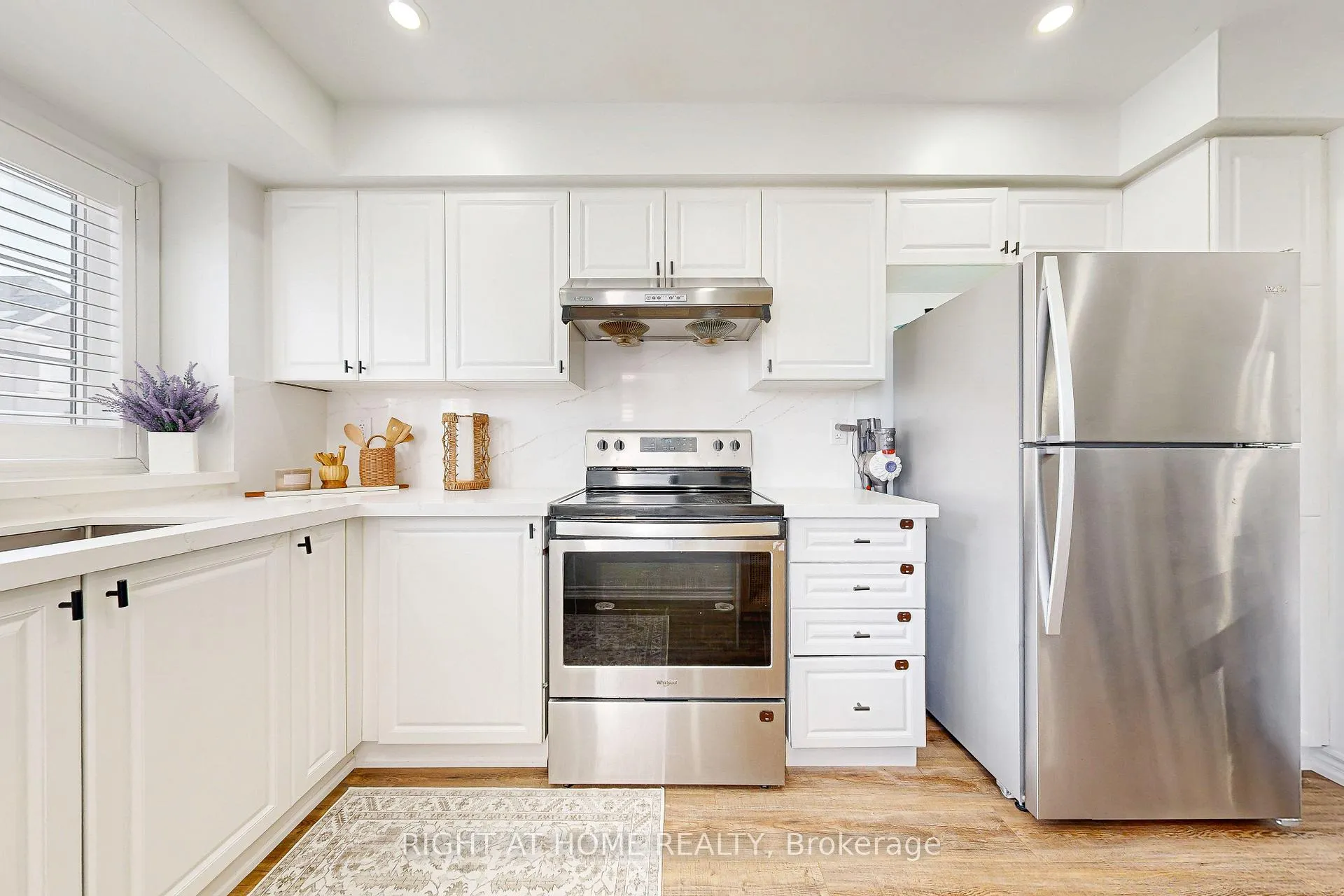 Photo 10 of 72 Ayers Crescent, Scarborough, Clairlea-Birchmount — HOMEH