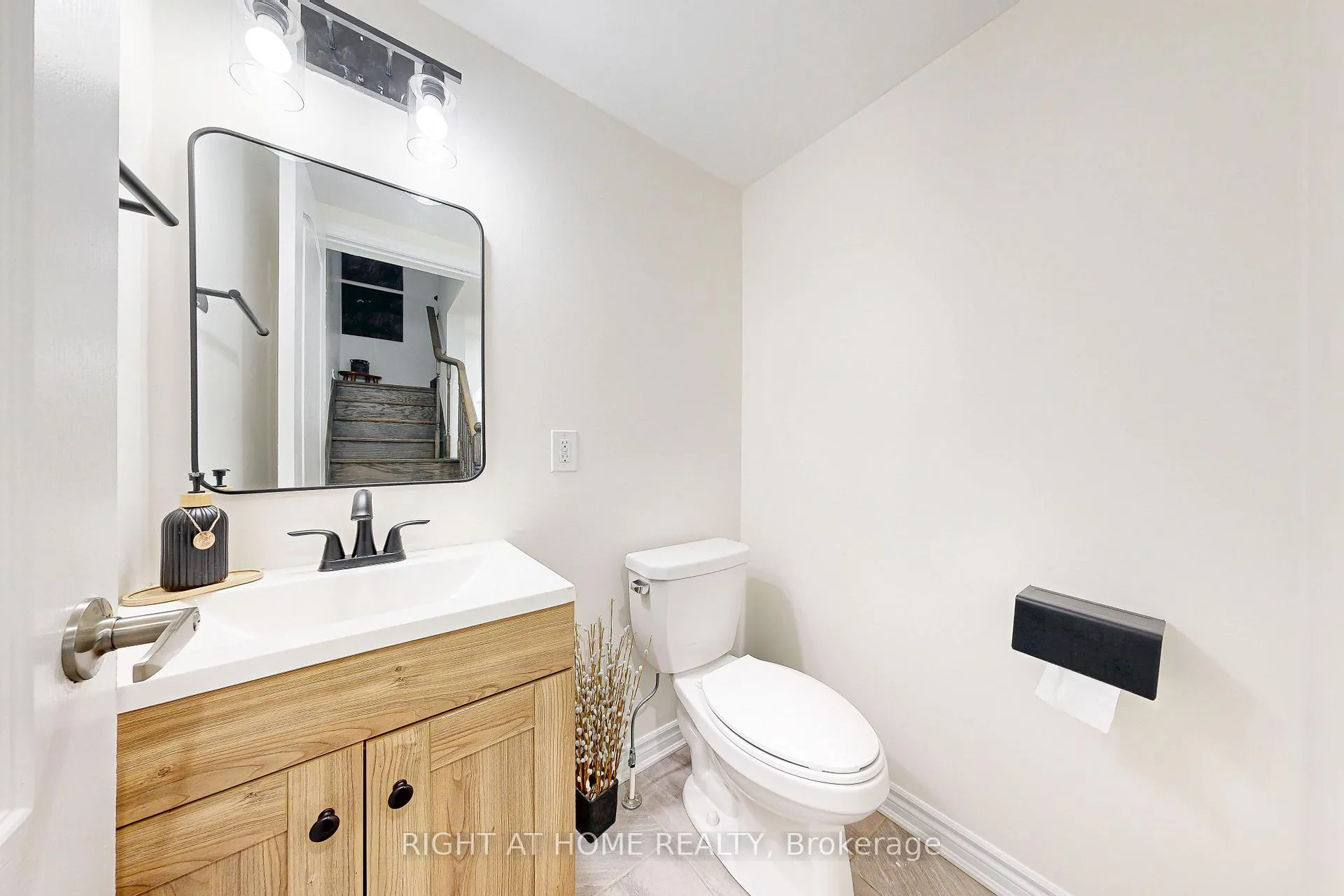 Photo 21 of 72 Ayers Crescent, Scarborough, Clairlea-Birchmount — HOMEH