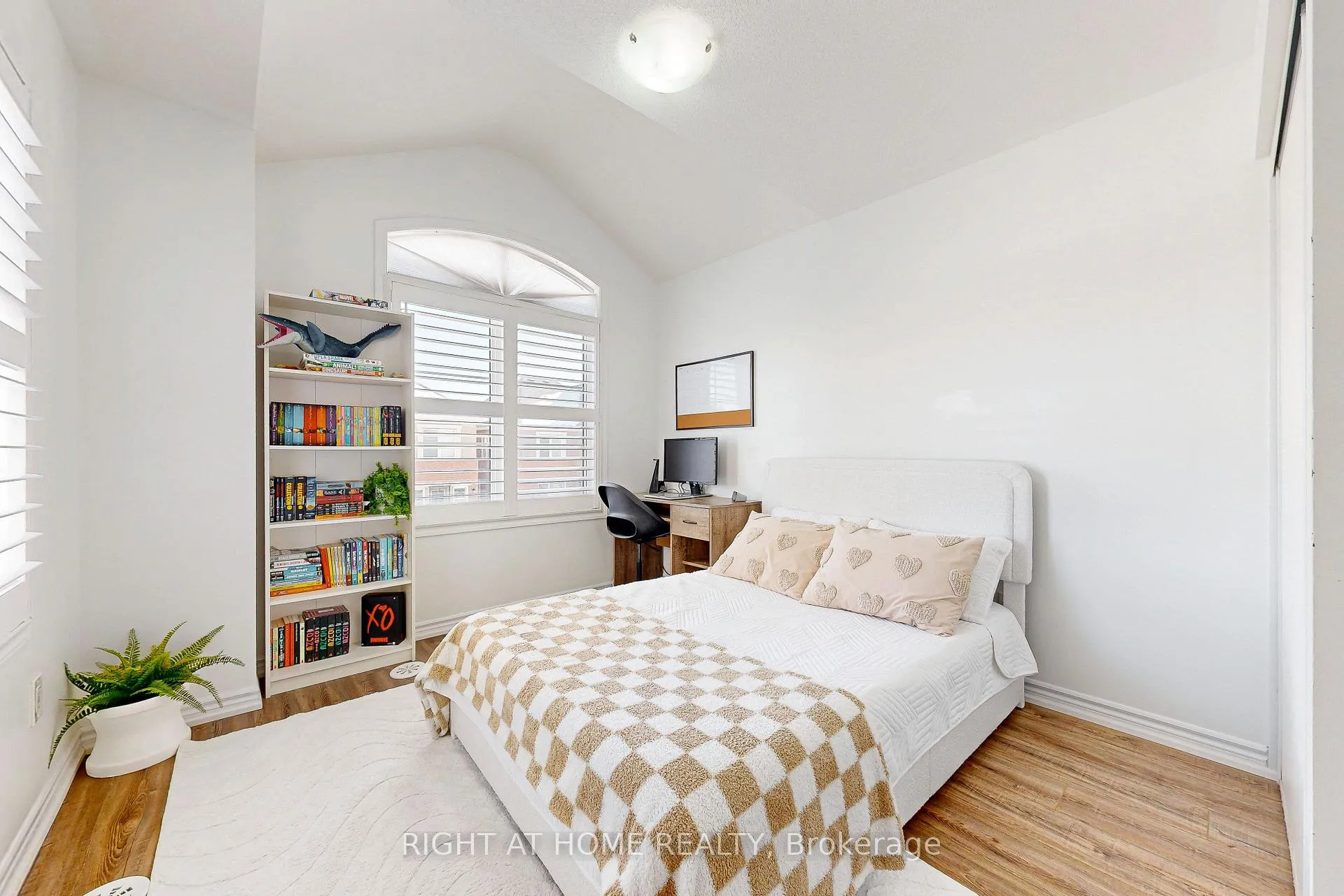 Photo 24 of 72 Ayers Crescent, Scarborough, Clairlea-Birchmount — HOMEH