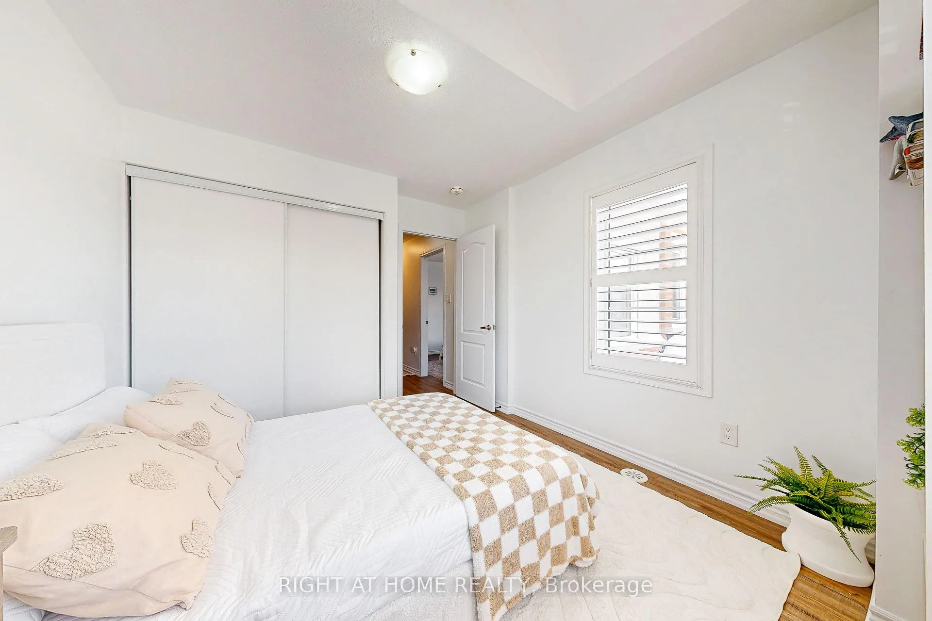 Photo 26 of 72 Ayers Crescent, Scarborough, Clairlea-Birchmount — HOMEH