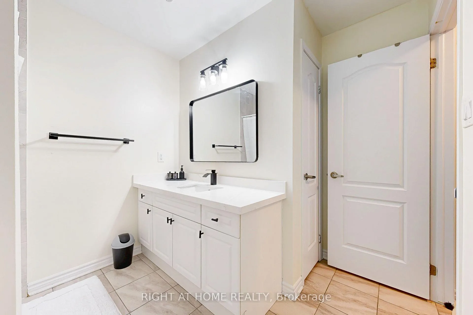 Photo 33 of 72 Ayers Crescent, Scarborough, Clairlea-Birchmount — HOMEH