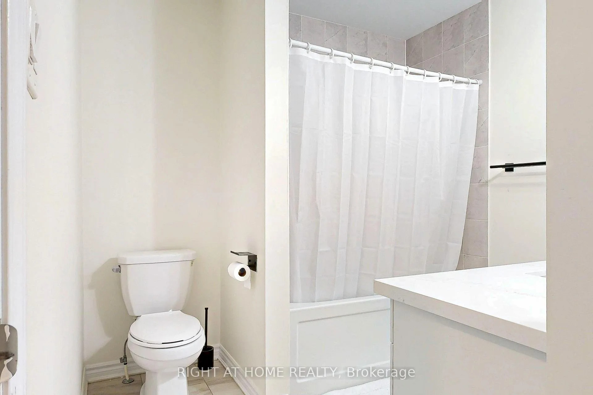 Photo 34 of 72 Ayers Crescent, Scarborough, Clairlea-Birchmount — HOMEH