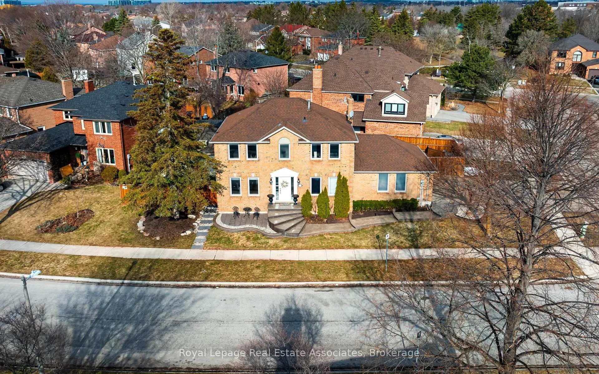 Photo 2 of 133 Mayla Drive, Oakville, River Oaks — HOMEH
