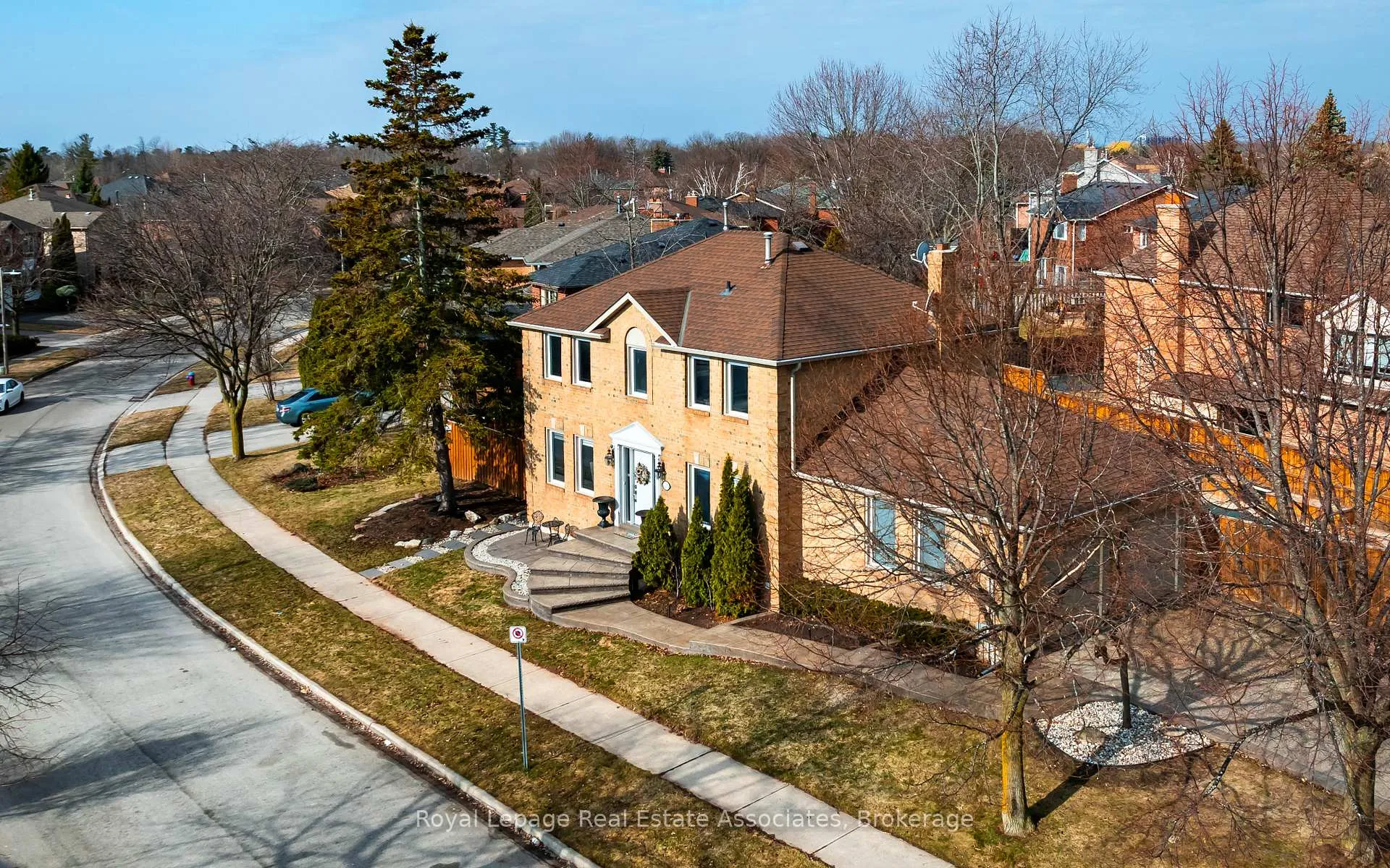 Photo 3 of 133 Mayla Drive, Oakville, River Oaks — HOMEH