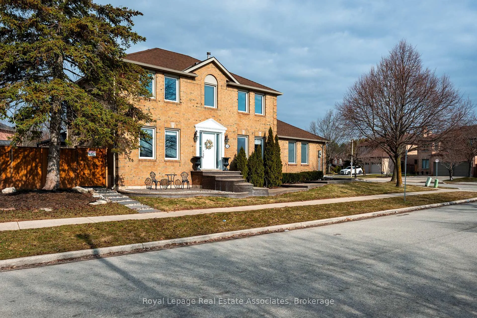 Photo 8 of 133 Mayla Drive, Oakville, River Oaks — HOMEH