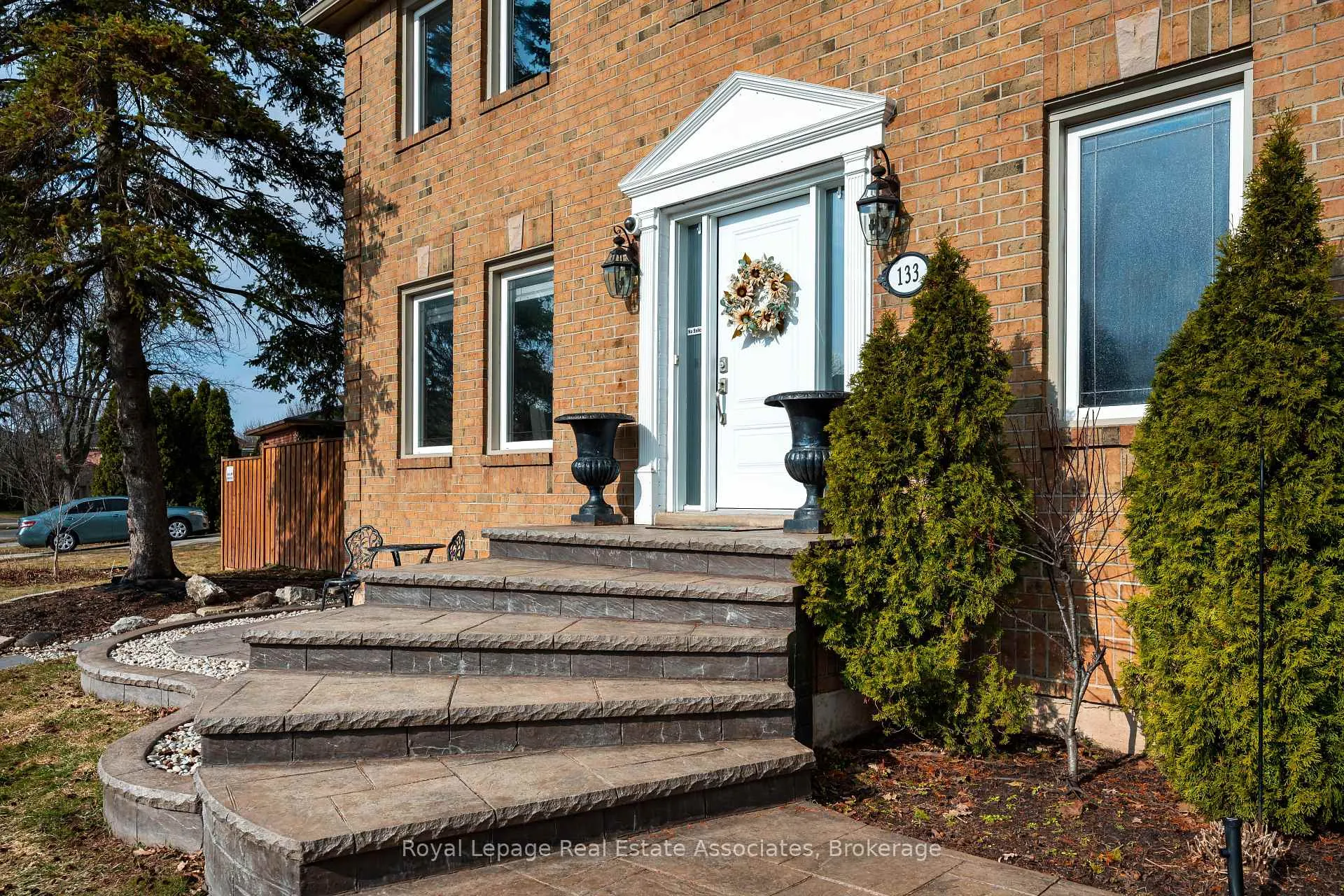 Photo 10 of 133 Mayla Drive, Oakville, River Oaks — HOMEH