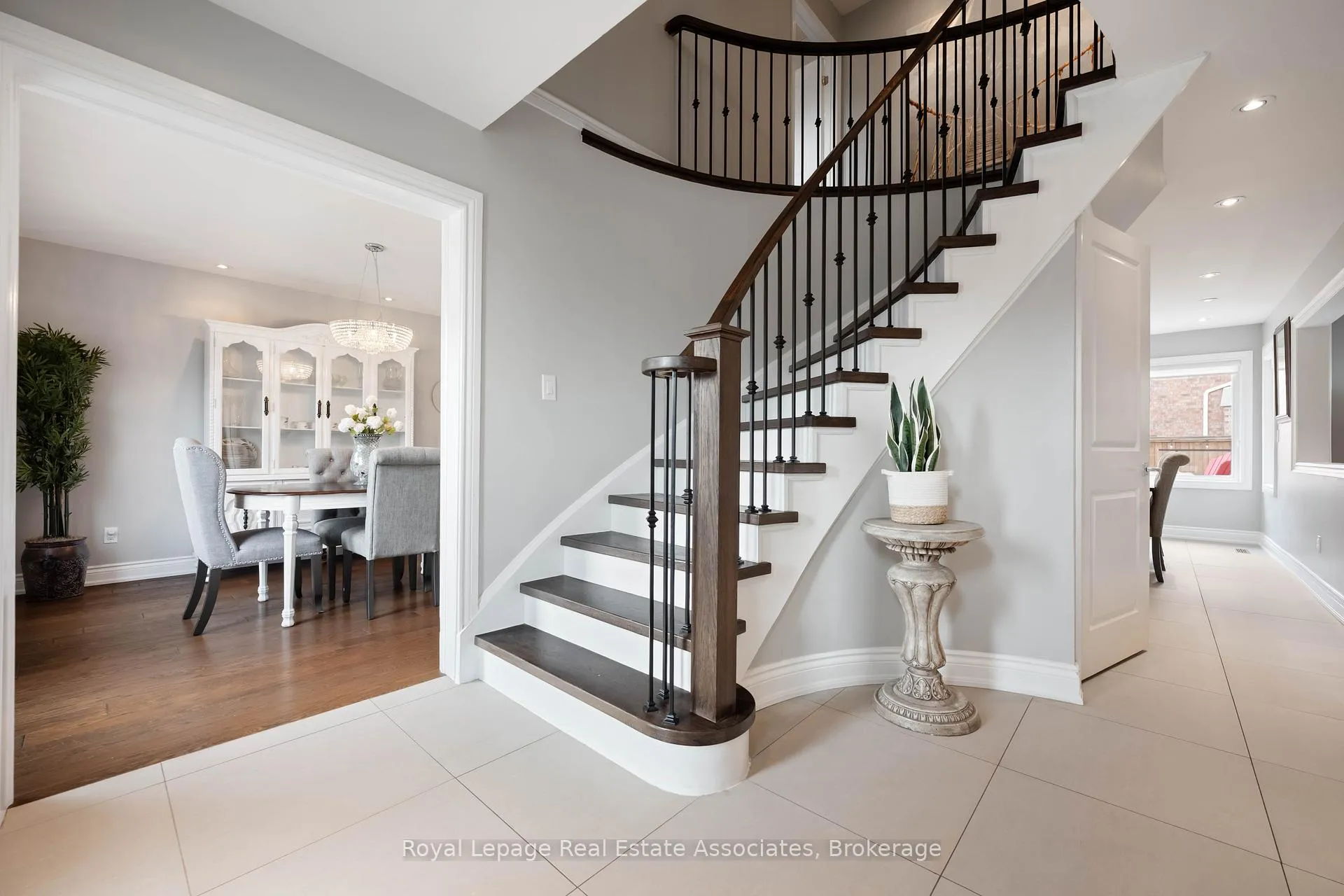 Photo 18 of 133 Mayla Drive, Oakville, River Oaks — HOMEH