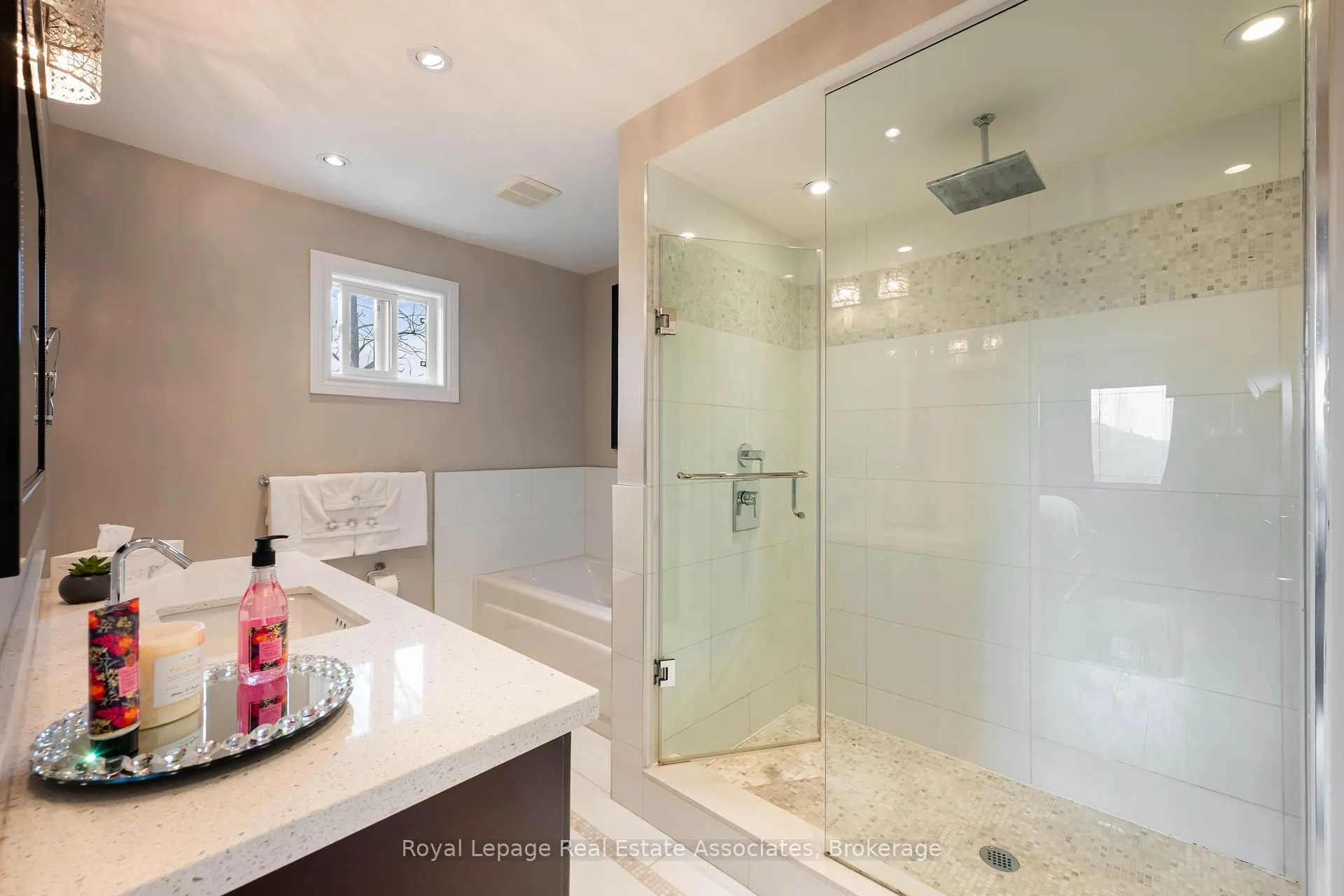 Photo 40 of 133 Mayla Drive, Oakville, River Oaks — HOMEH