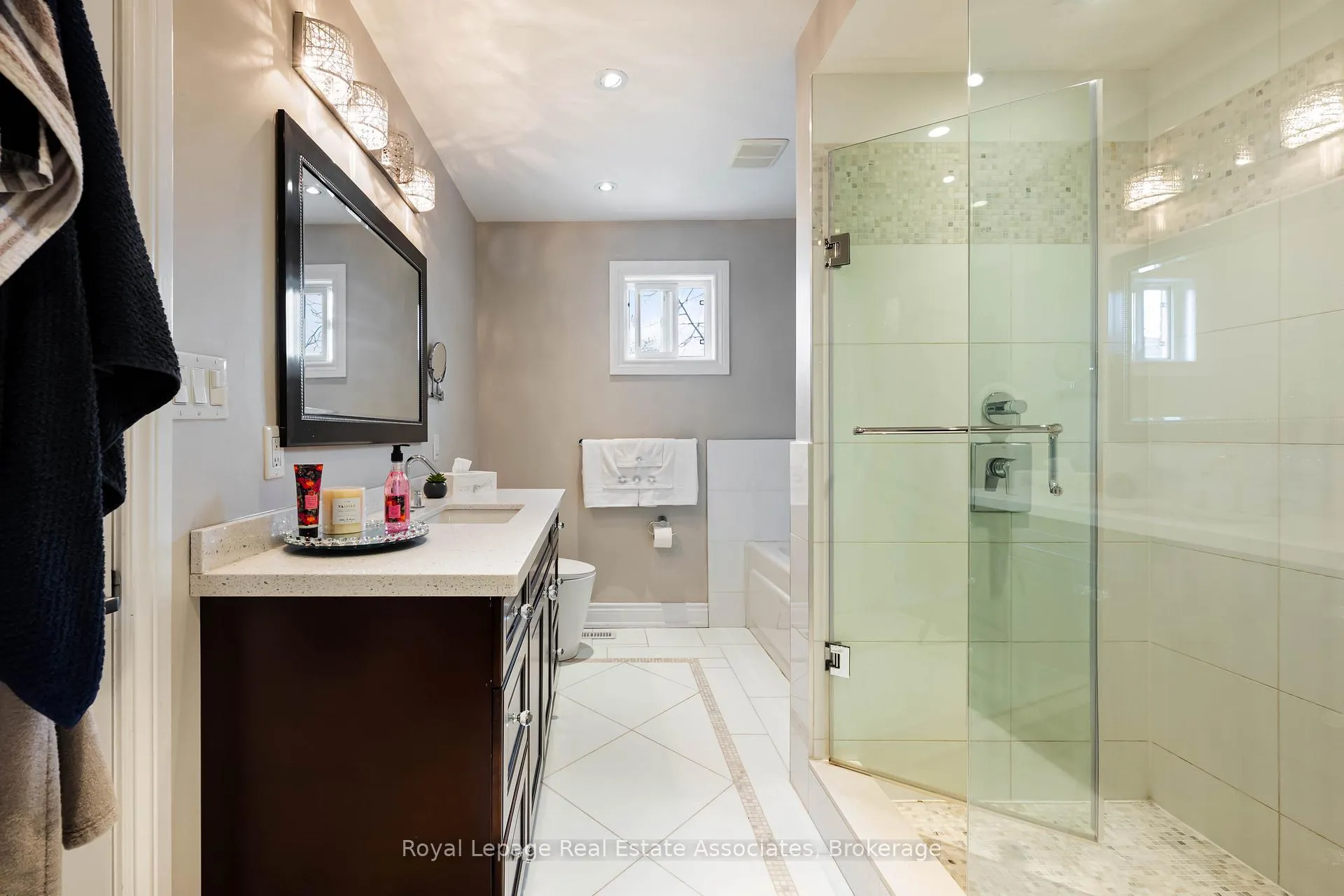 Photo 41 of 133 Mayla Drive, Oakville, River Oaks — HOMEH