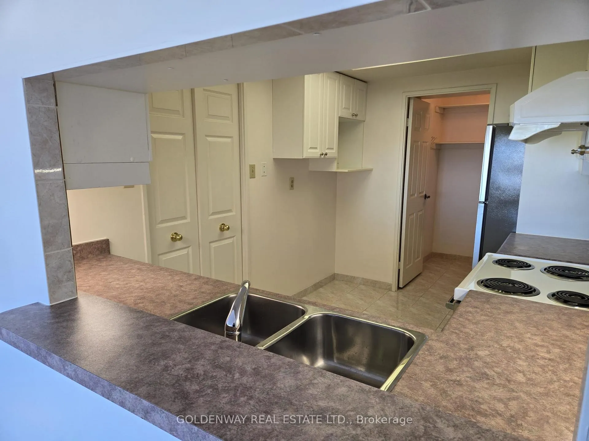 Photo 4 of Unit 808, 55 Skymark Drive, North York, Hillcrest Village — HOMEH