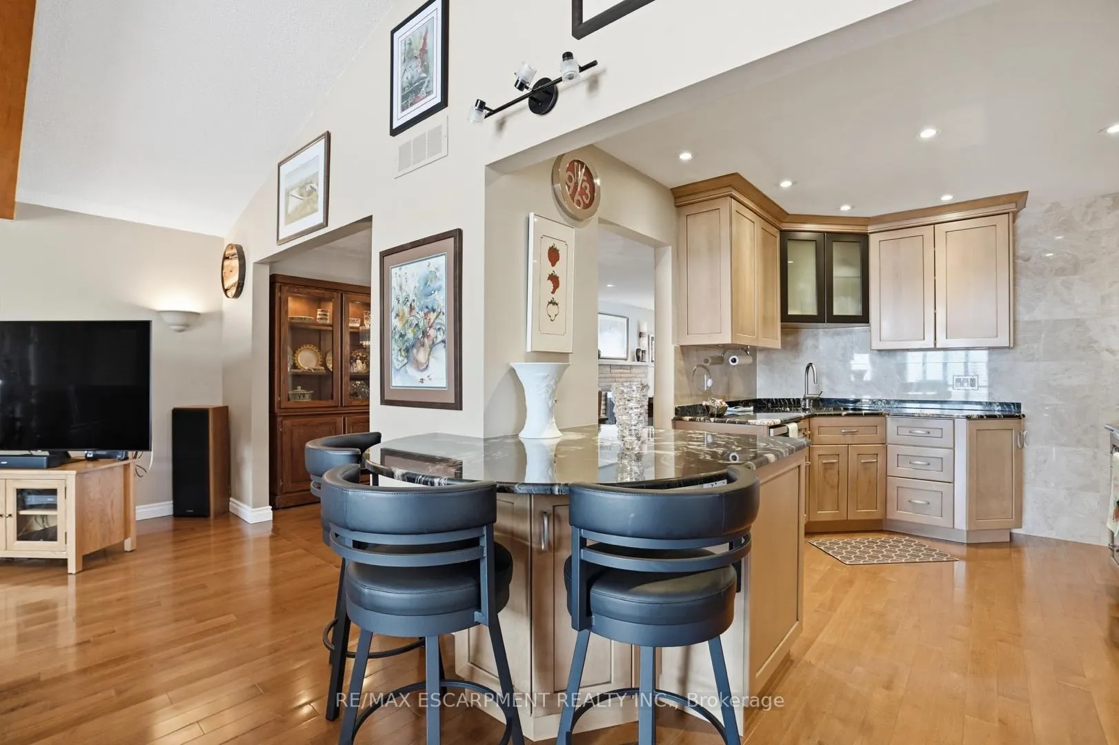 Photo 13 of 9389 Chippewa Road W, Hamilton, Rural Glanbrook — HOMEH