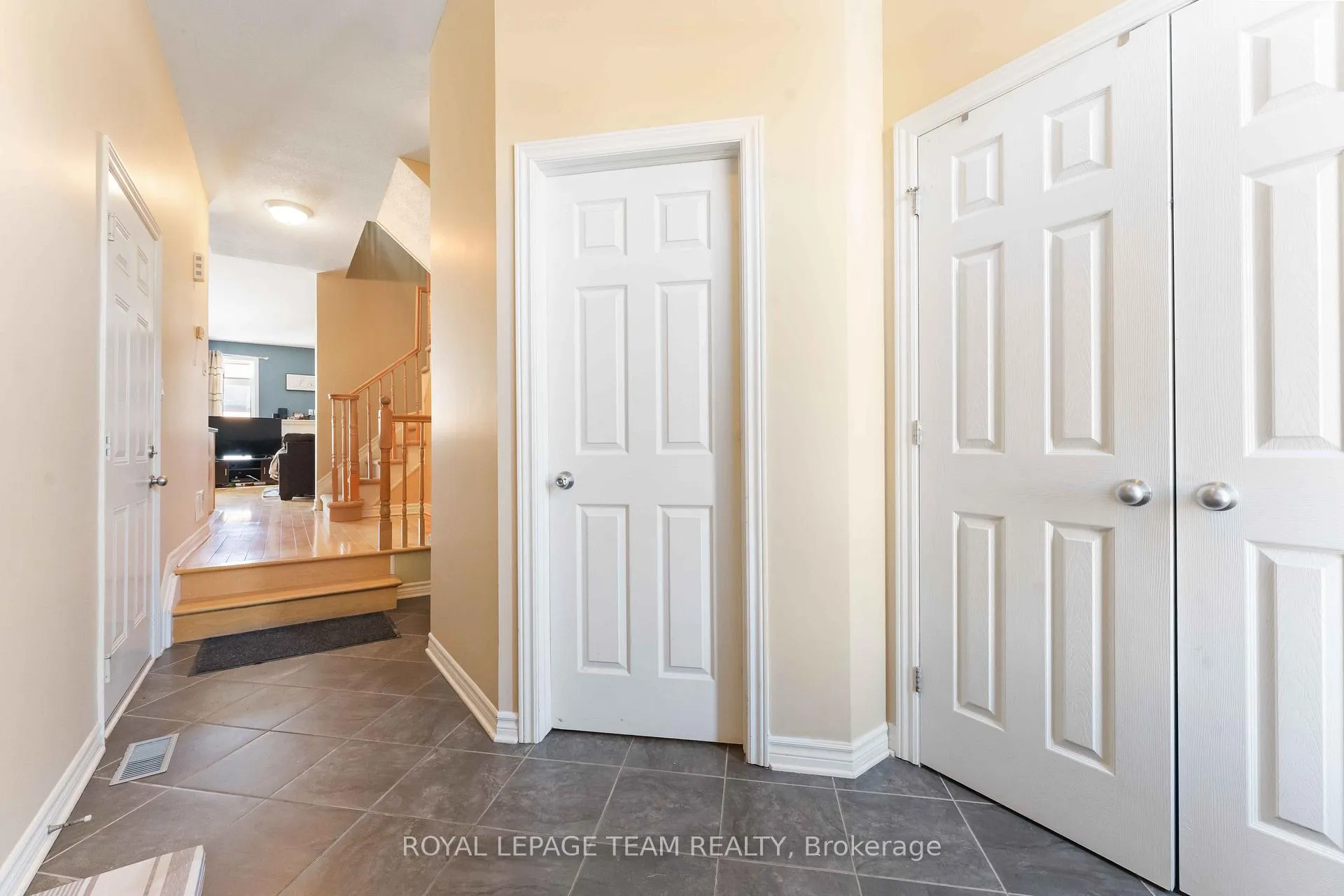 Photo 3 of 106 Whispering Winds Way, Ottawa, Mer Bleue/Bradley Estates/Anderson Park — HOMEH