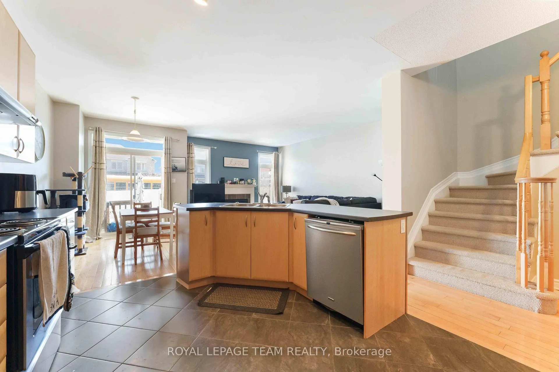 Photo 12 of 106 Whispering Winds Way, Ottawa, Mer Bleue/Bradley Estates/Anderson Park — HOMEH
