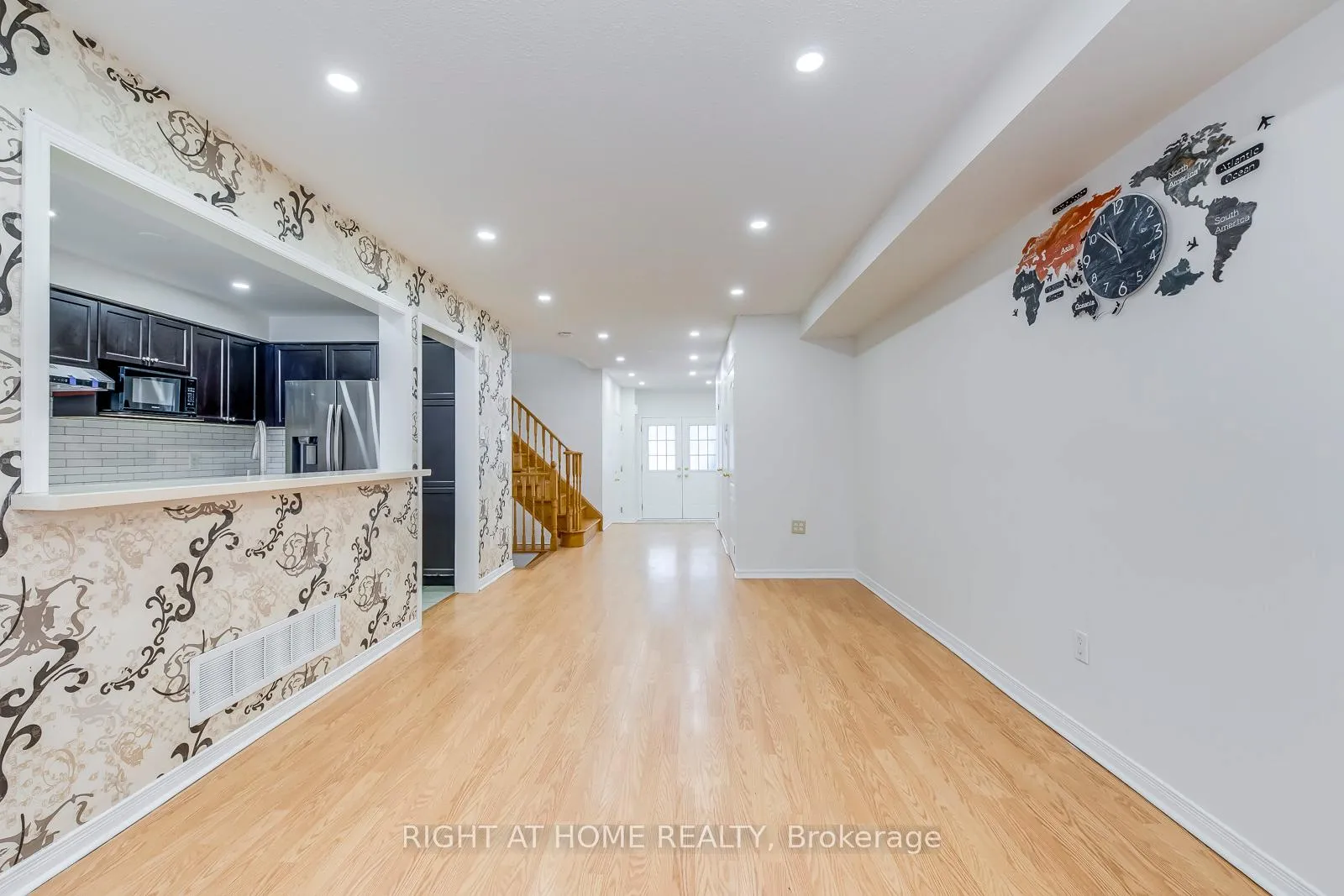 Photo 6 of 15 Eagle Trace Drive, Brampton, Sandringham-Wellington — HOMEH