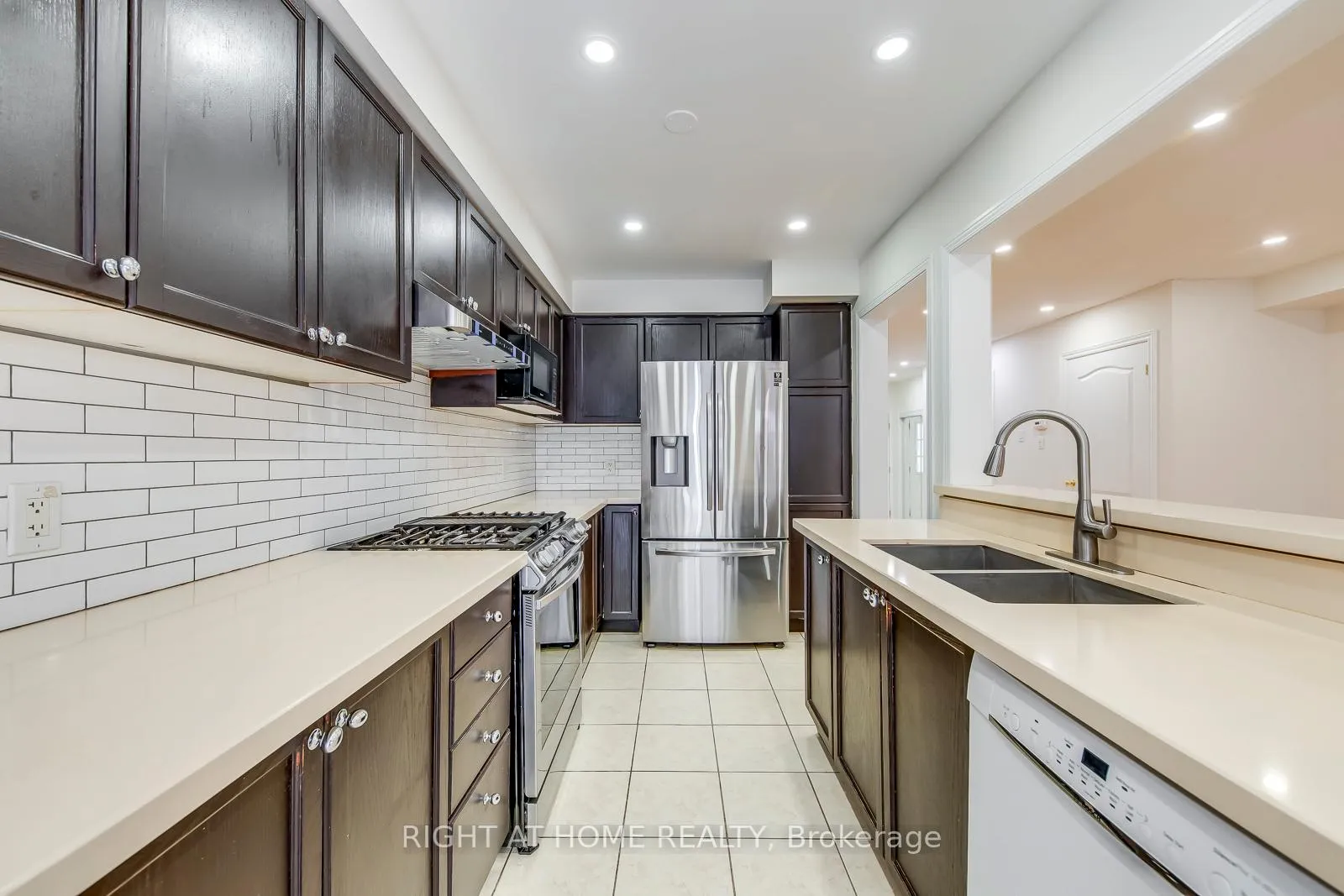 Photo 9 of 15 Eagle Trace Drive, Brampton, Sandringham-Wellington — HOMEH