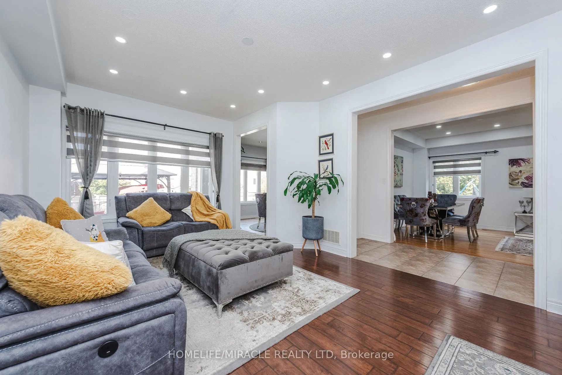 Photo 4 of 28 Iverson Drive, Brampton, Credit Valley — HOMEH
