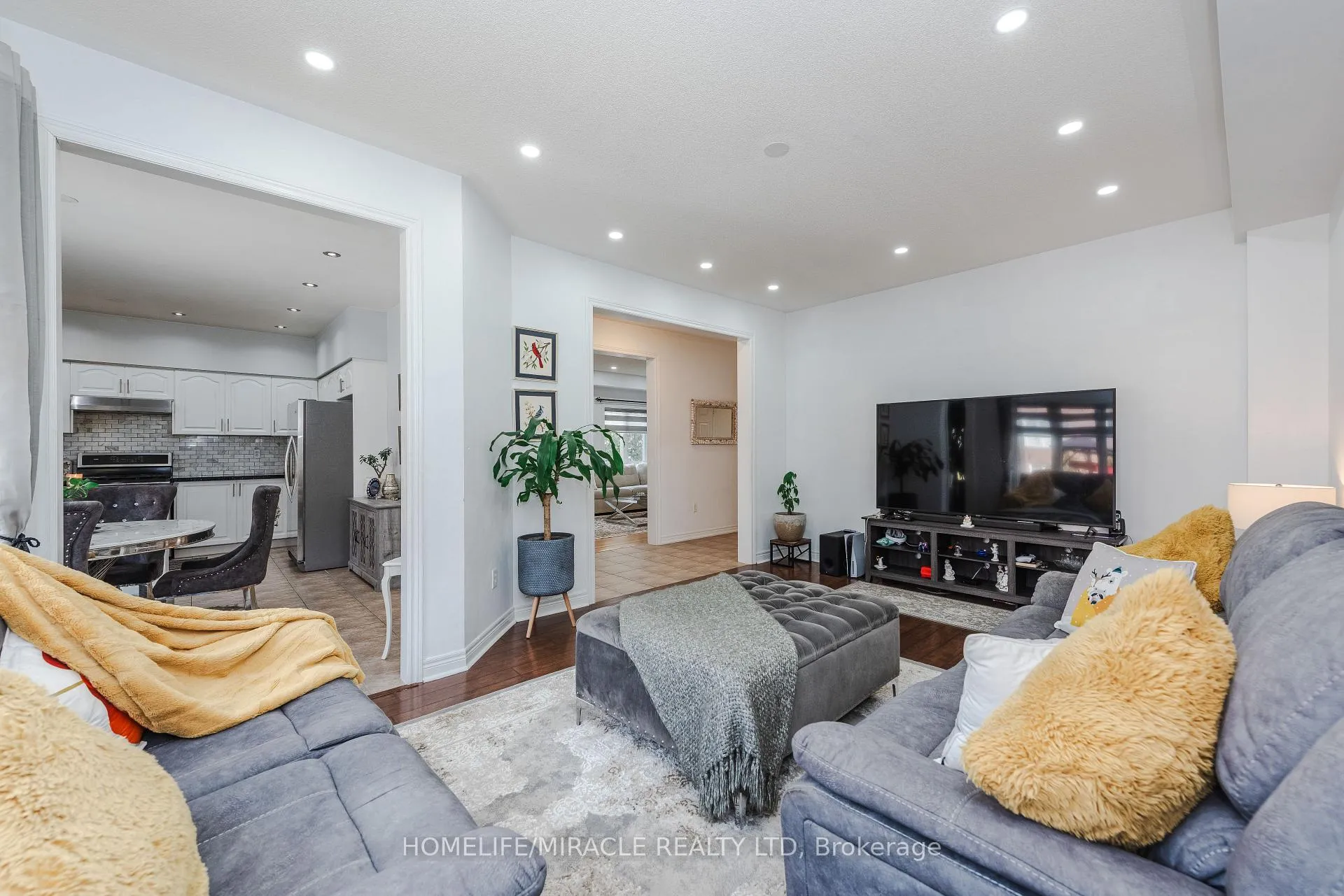 Photo 5 of 28 Iverson Drive, Brampton, Credit Valley — HOMEH