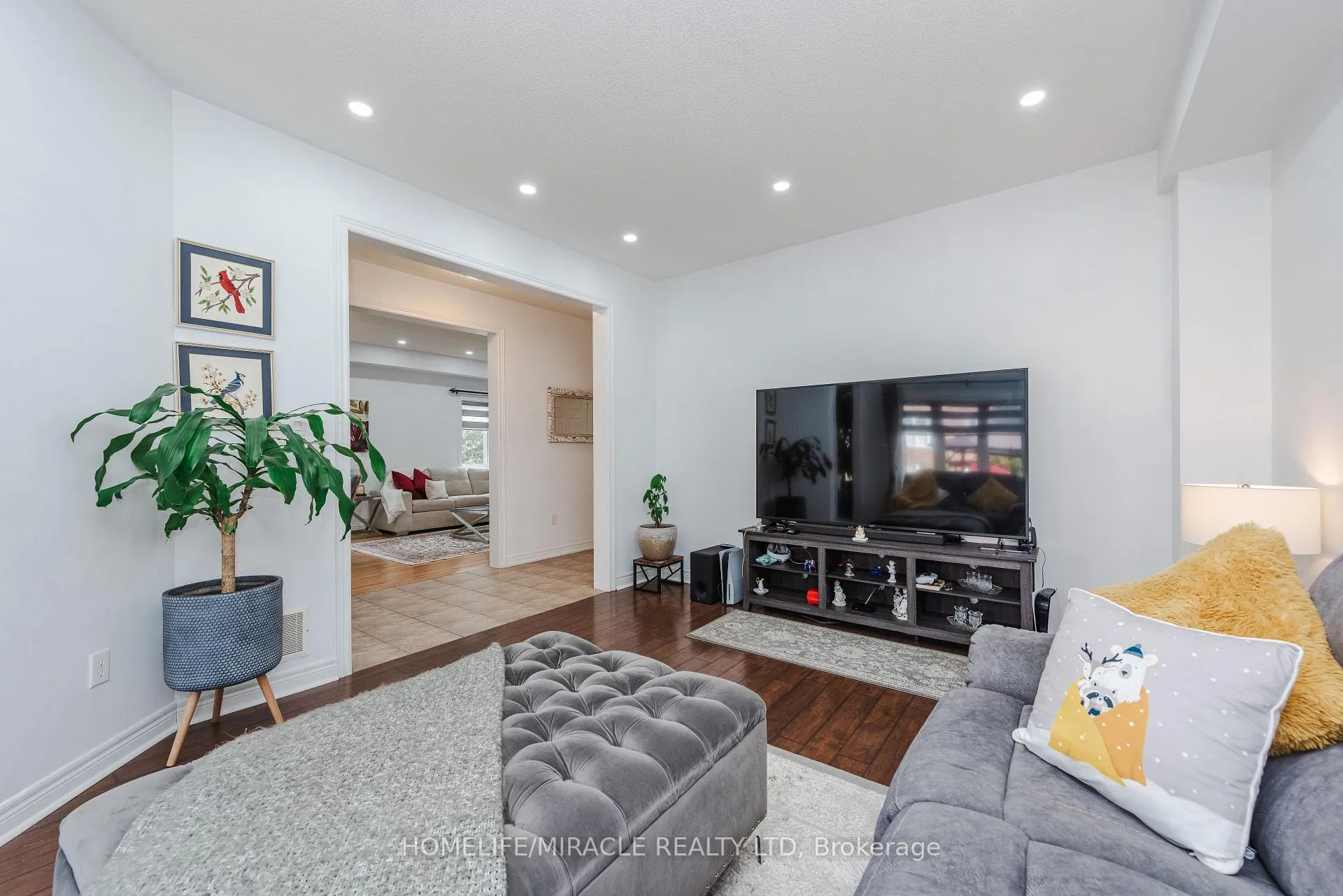 Photo 6 of 28 Iverson Drive, Brampton, Credit Valley — HOMEH