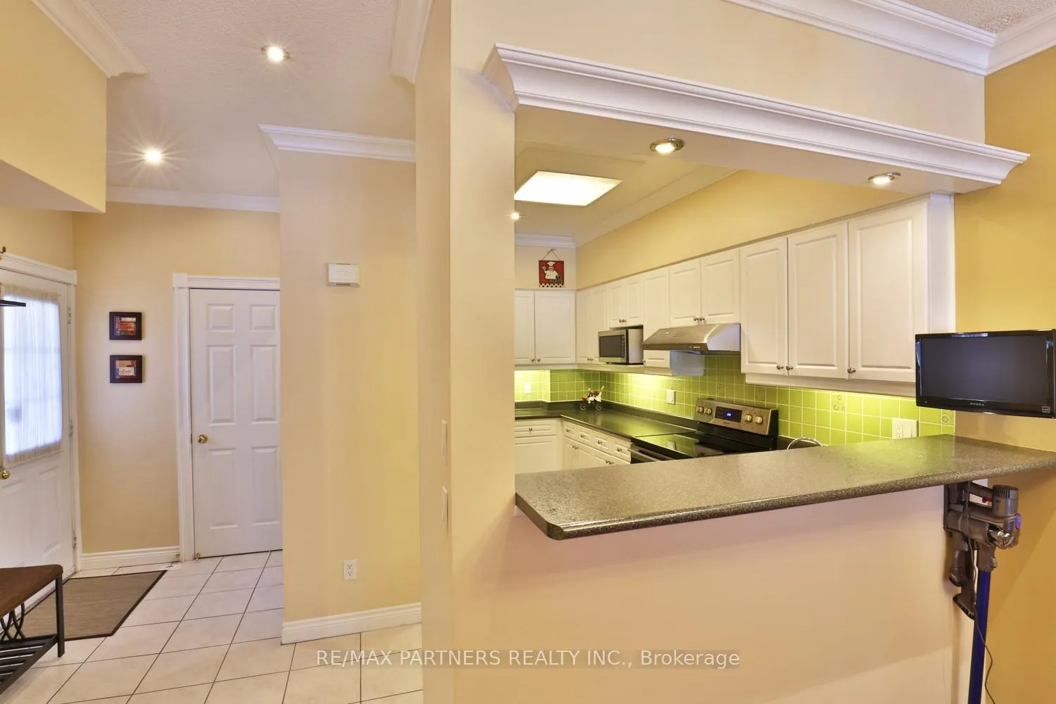 Photo 5 of Unit 11, 23 St Moritz Way, Markham, Unionville — HOMEH