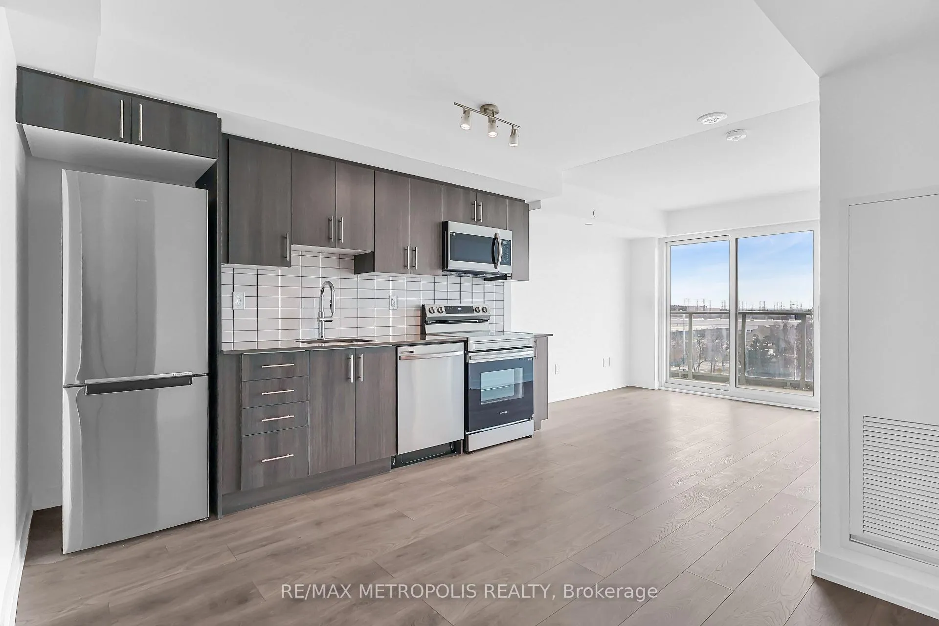 Photo 6 of Unit 707, 1010 Sandy Beach Road, Pickering, Bay Ridges — HOMEH
