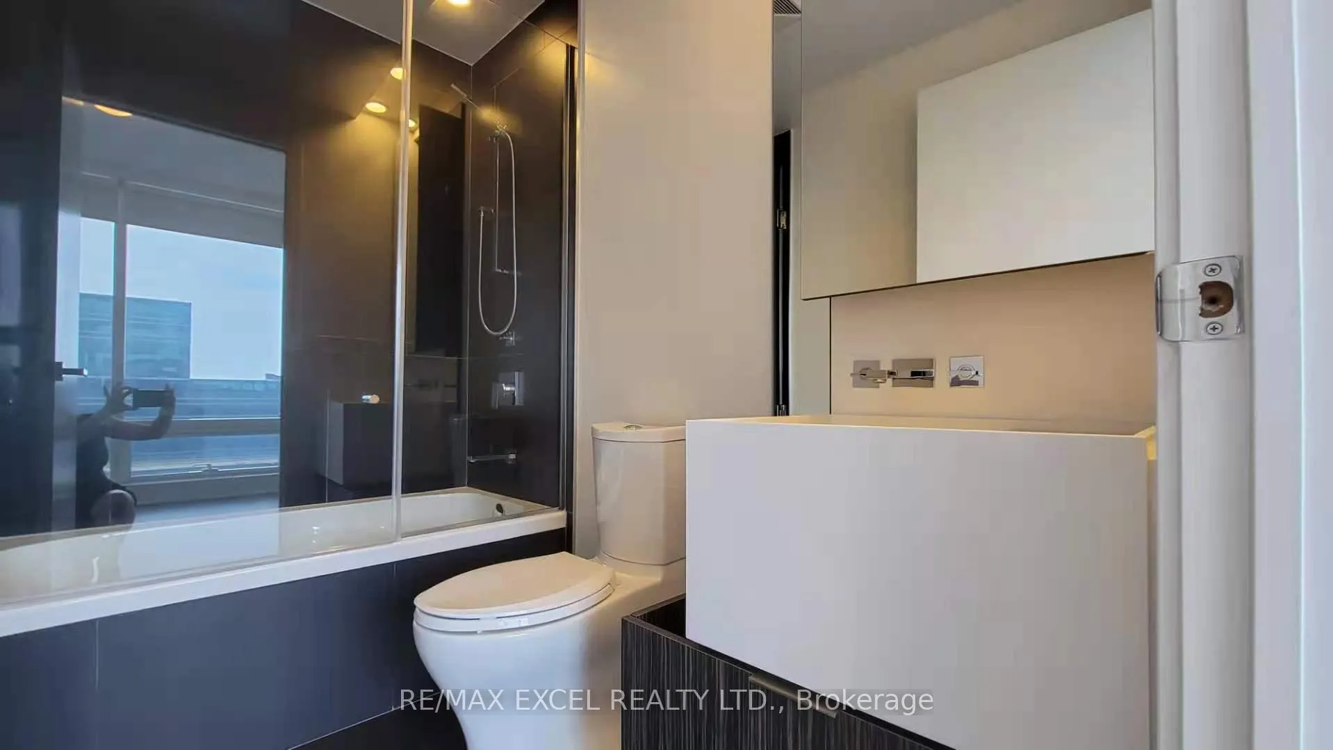 Photo 9 of Unit 2004, 1 Bloor Street E, Toronto, Church-Yonge Corridor — HOMEH