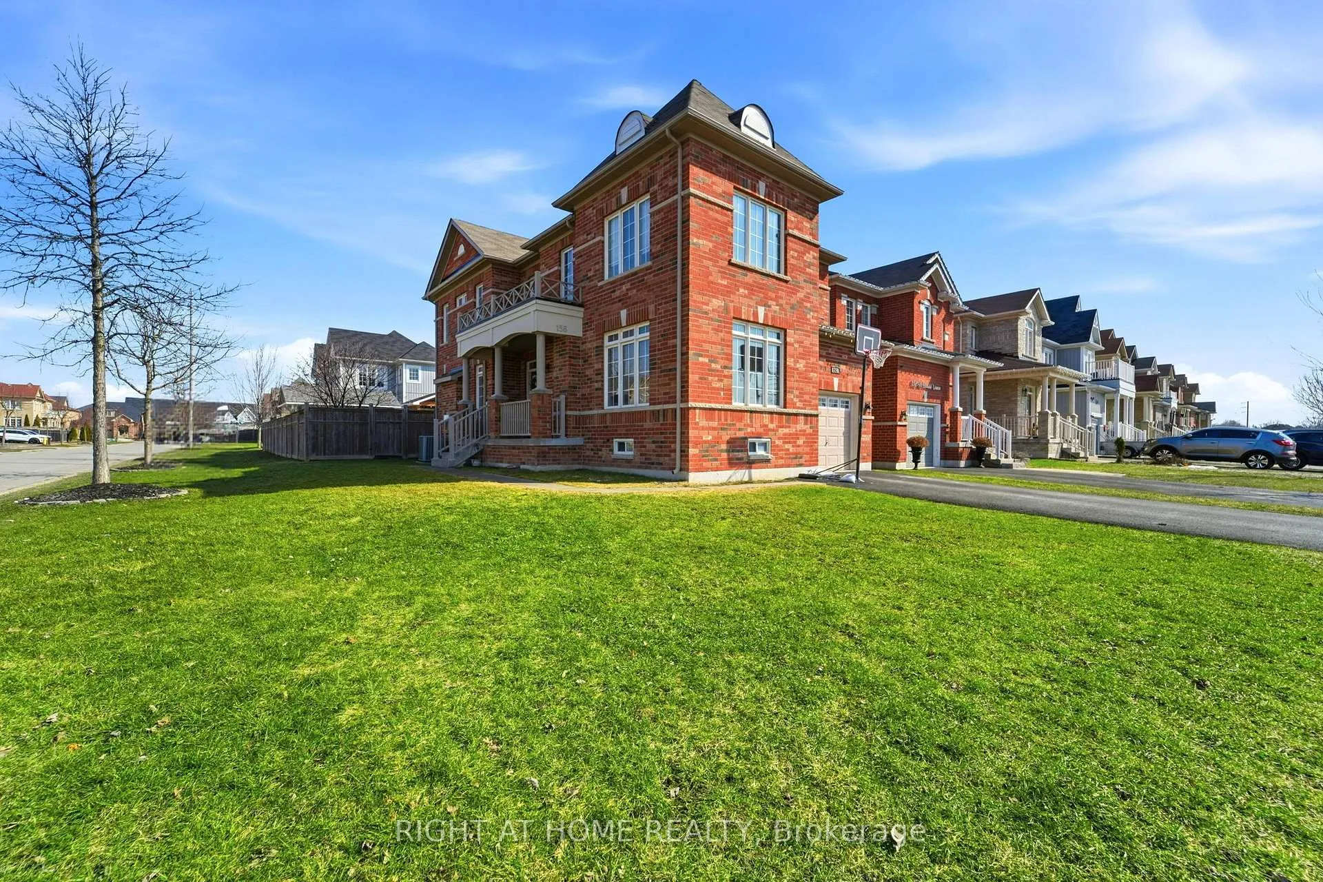 Photo 2 of 156 Mcdonald Crescent, Clarington, Newcastle — HOMEH