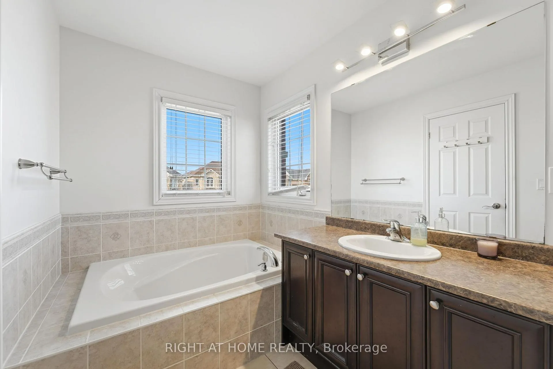Photo 24 of 156 Mcdonald Crescent, Clarington, Newcastle — HOMEH