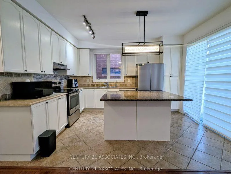 Photo 10 of 177 Montreal Circle, Hamilton, Stoney Creek — HOMEH