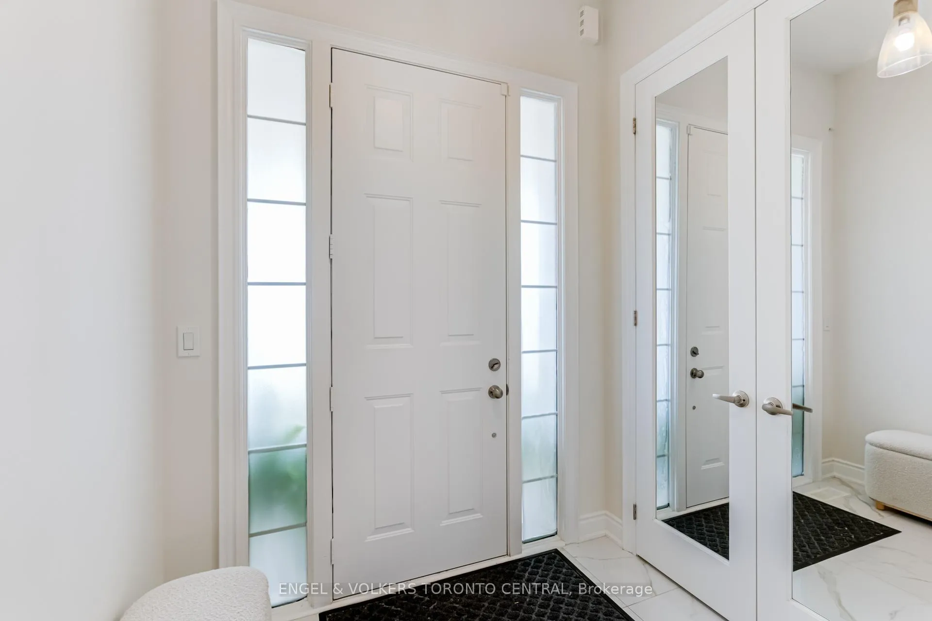 Photo 3 of 89 Maple Fields Circle, Aurora, Aurora Estates — HOMEH