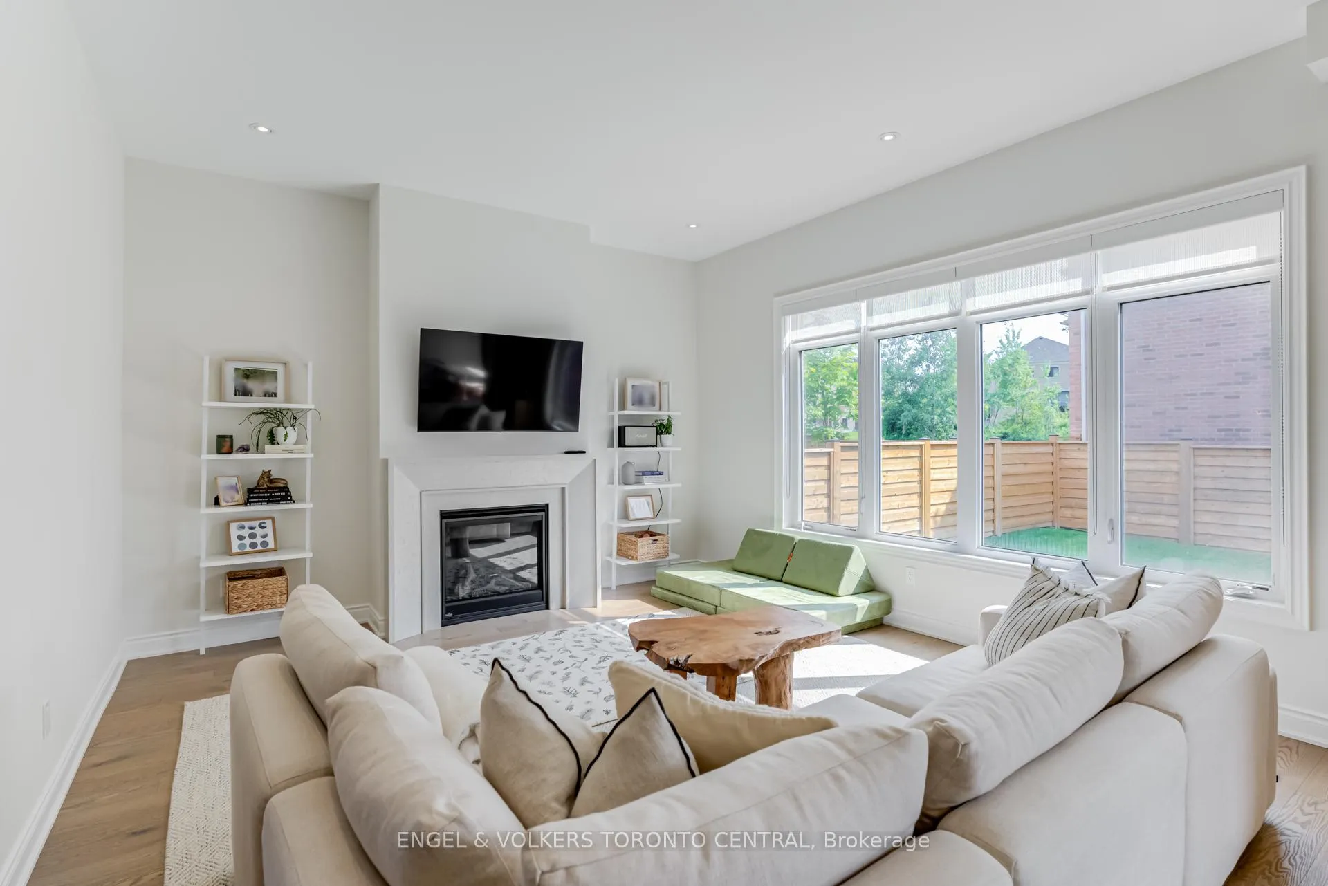 Photo 10 of 89 Maple Fields Circle, Aurora, Aurora Estates — HOMEH