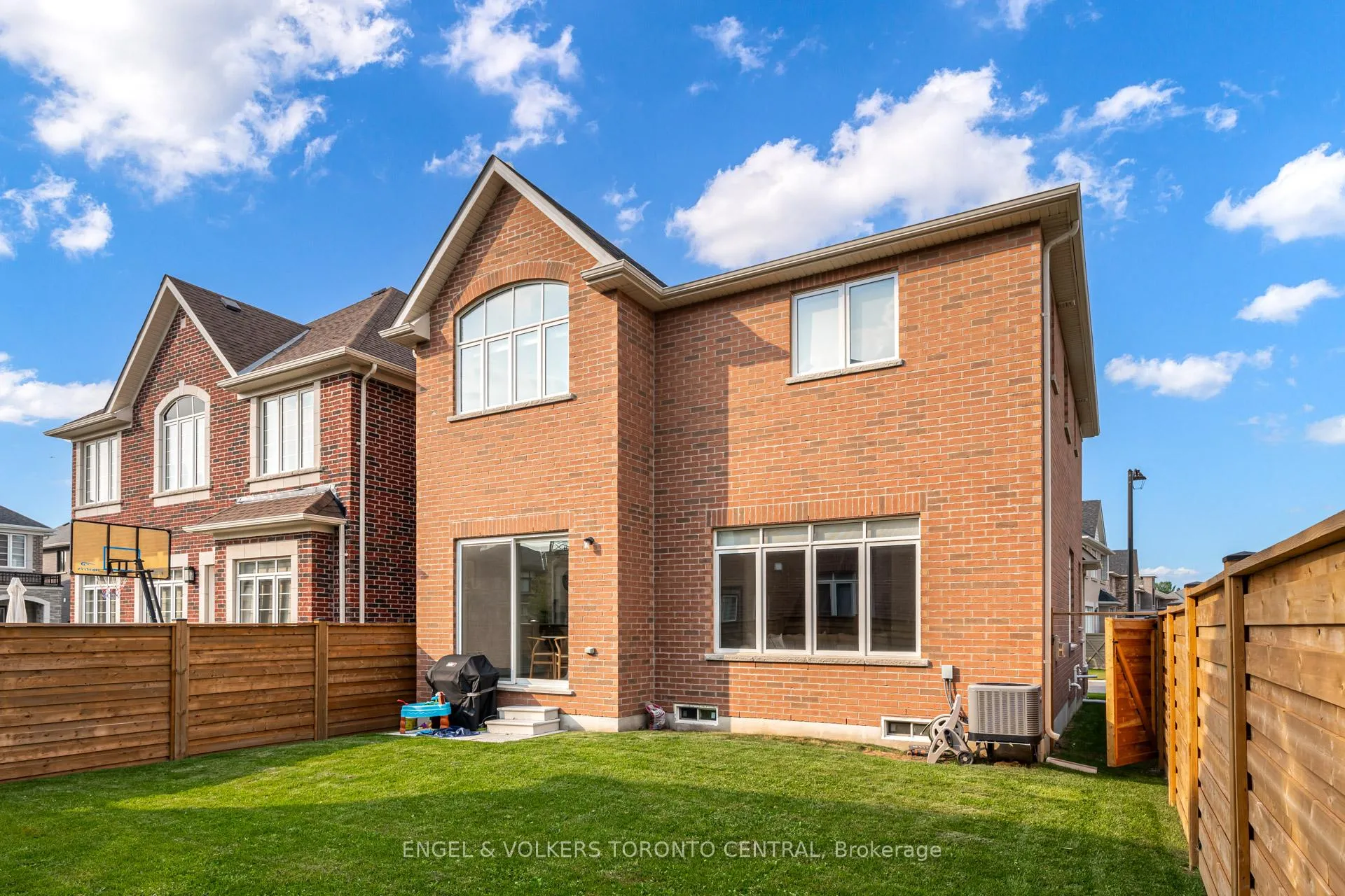 Photo 35 of 89 Maple Fields Circle, Aurora, Aurora Estates — HOMEH