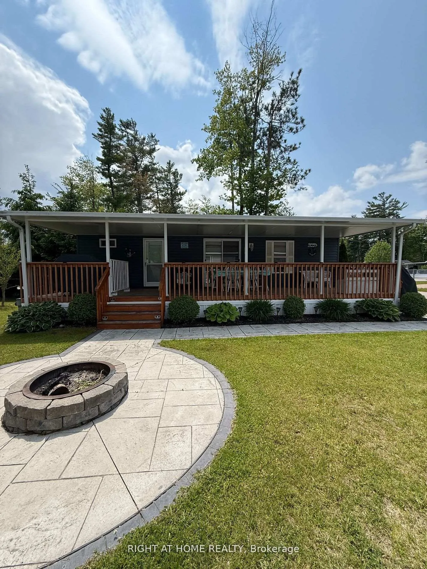 Photo 2 of 7 Nipagon Circle, Wasaga Beach — HOMEH
