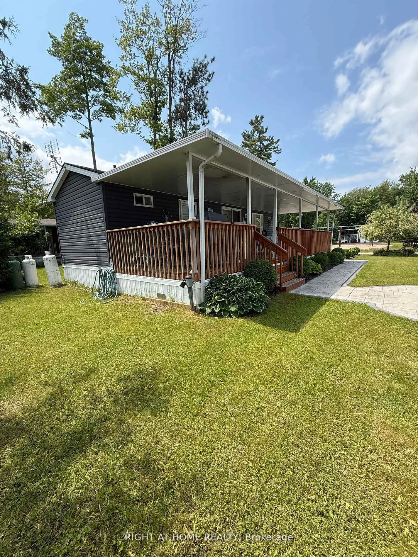 Photo 9 of 7 Nipagon Circle, Wasaga Beach — HOMEH